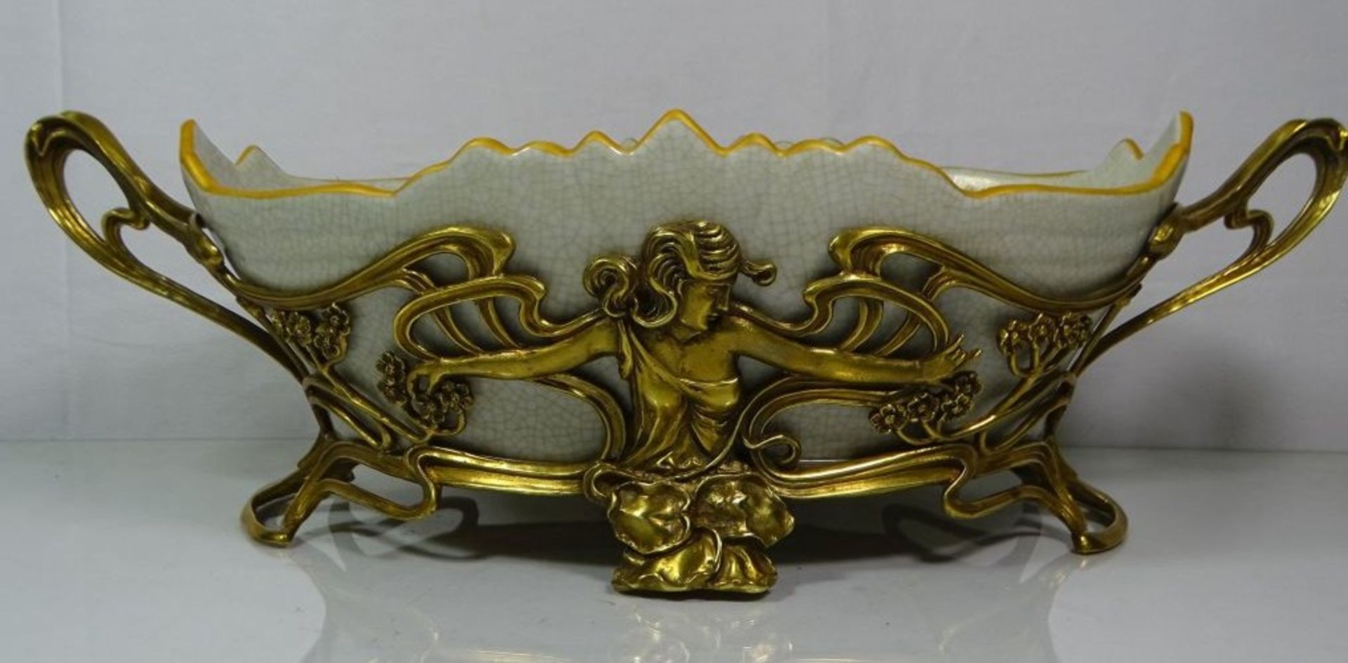 gr. ovale Jadiniere im Jugendstil, Bronze-Montur, gemarkt "JBT 1906", Blumen- u. Insektenmalerei, - Bild 3 aus 5