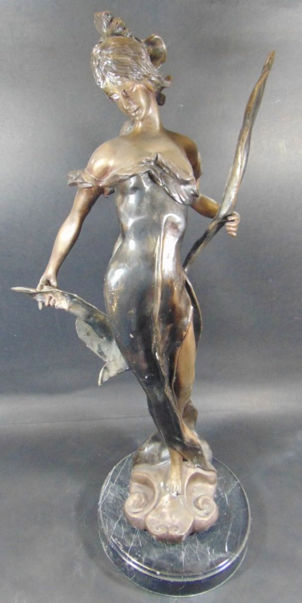 Bronze im Juggendstil, Mädchen, auf Marmorsockel, H-67 cm, 10,93 k- - -22.61 % buyer's premium on