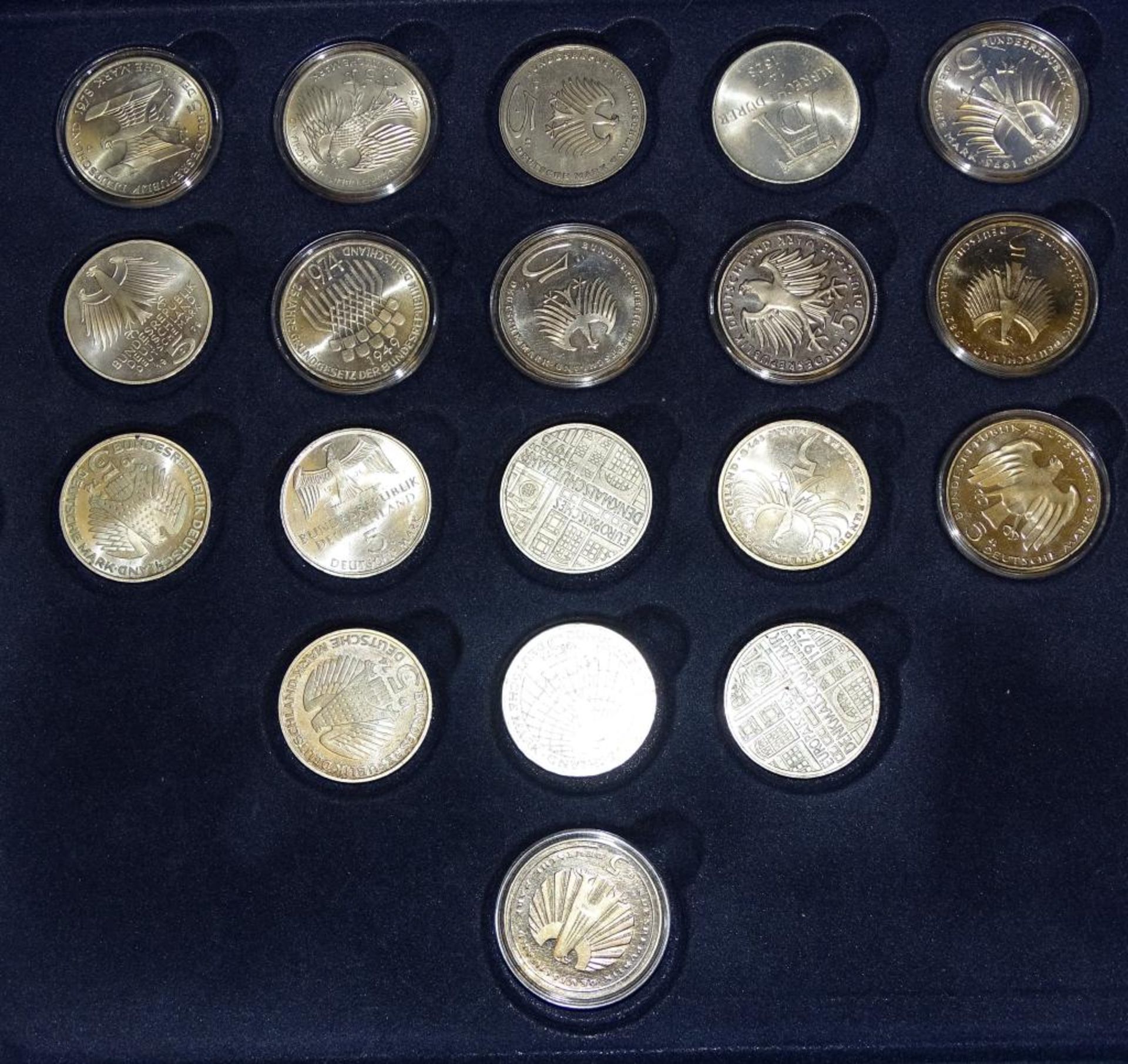 Kasten voll mit 10 / 5 / 2 DM Münzen, div.Jahrgänge,60x 10 DM , 27x 5DM und 12x 2 DM , gesamt: 759 - Bild 3 aus 8