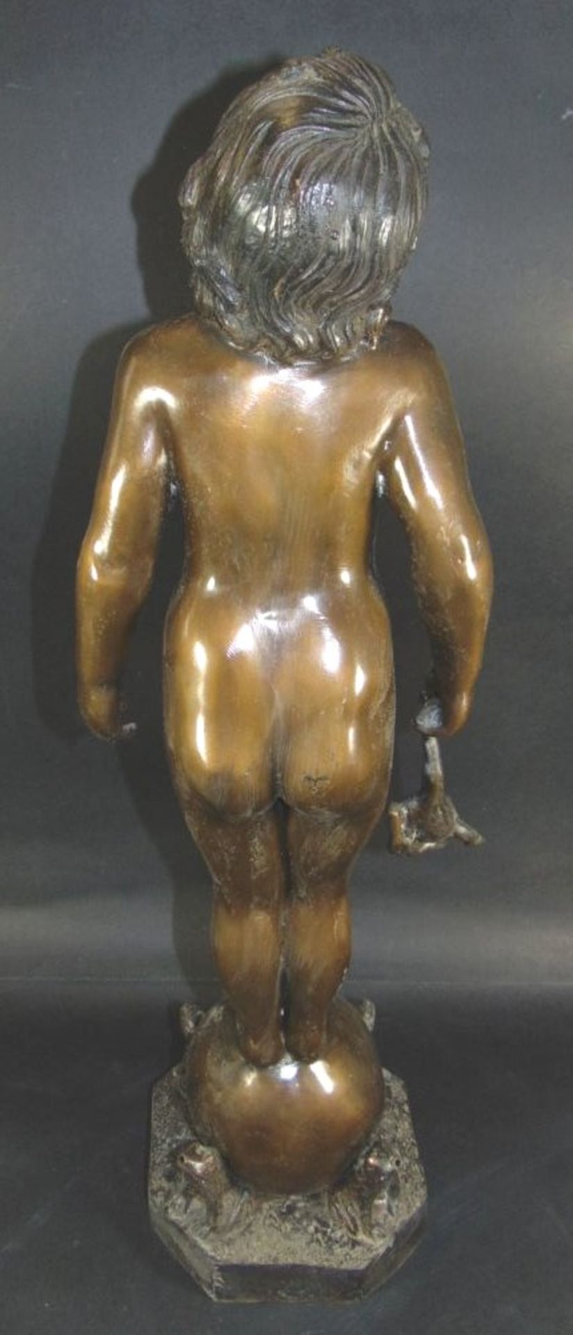 hohe Bronze, Junge mit Fröschen, wohl Wasserspeier, H-59 cm, 4,6 k- - -22.61 % buyer's premium on - Bild 5 aus 7