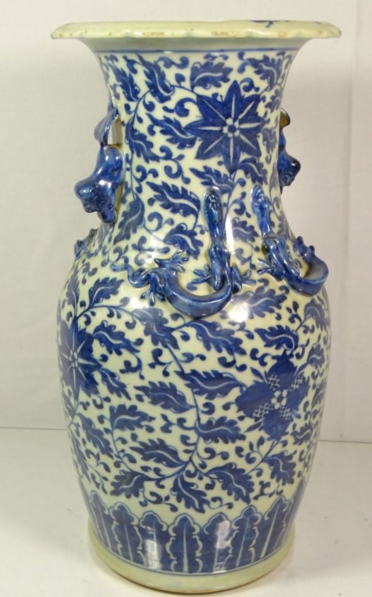hohe Vase, wohl China, Löwen als Handhaben, sowie plast. Echsen, blaues Dekor, 1x Echse bestossen - Image 3 of 8
