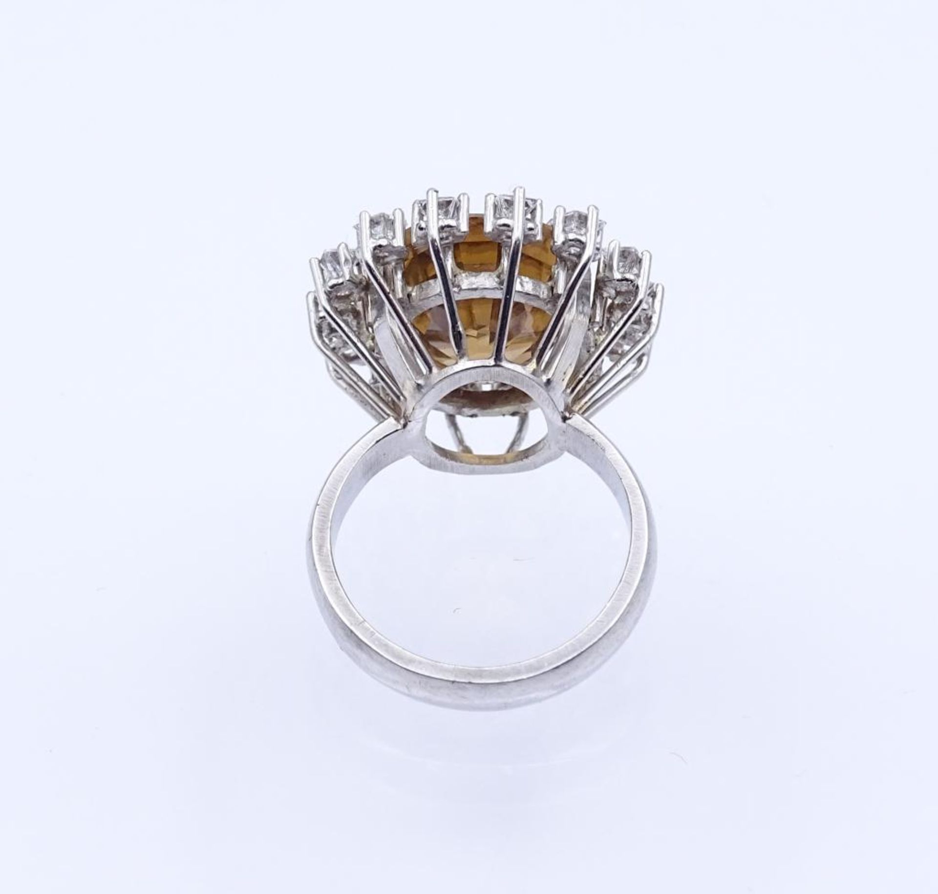 *Prachtvoller 585er WG Ring mit einem Topas und 14 Brillanten zus.ca. 0,42ct. 9,15gr., RG 49 ,Kopf - Bild 7 aus 9