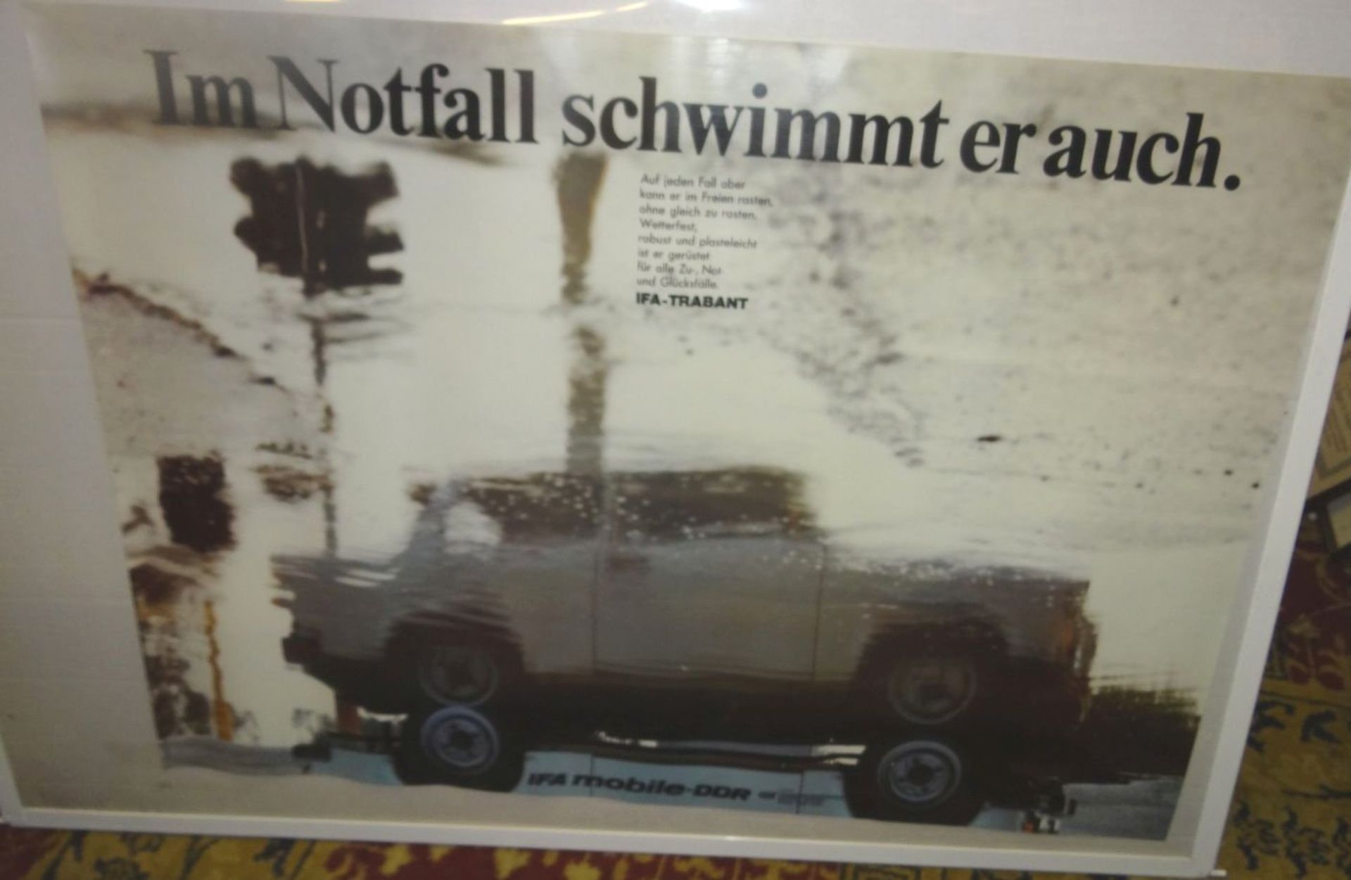 grosses IFA Werbeposter für Trabant "Im Notfall schwimmt er auch", orig. DDR, leichte Läsuren an den