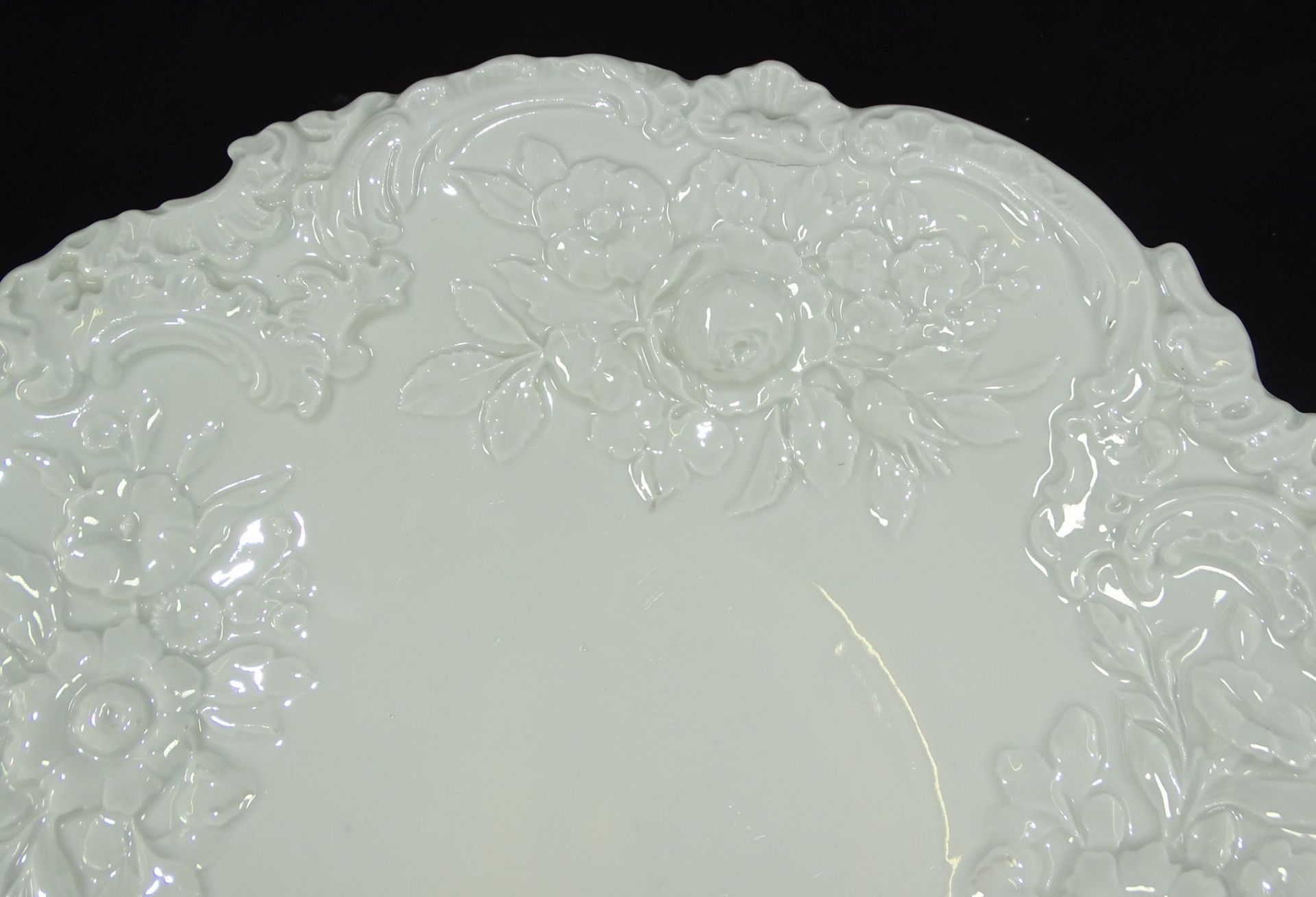 gr. weisse Relief-Schale "Meissen", H-6 cm, D-31 cm, Schwerter durchschliffen- - -22.61 % buyer's - Bild 2 aus 5