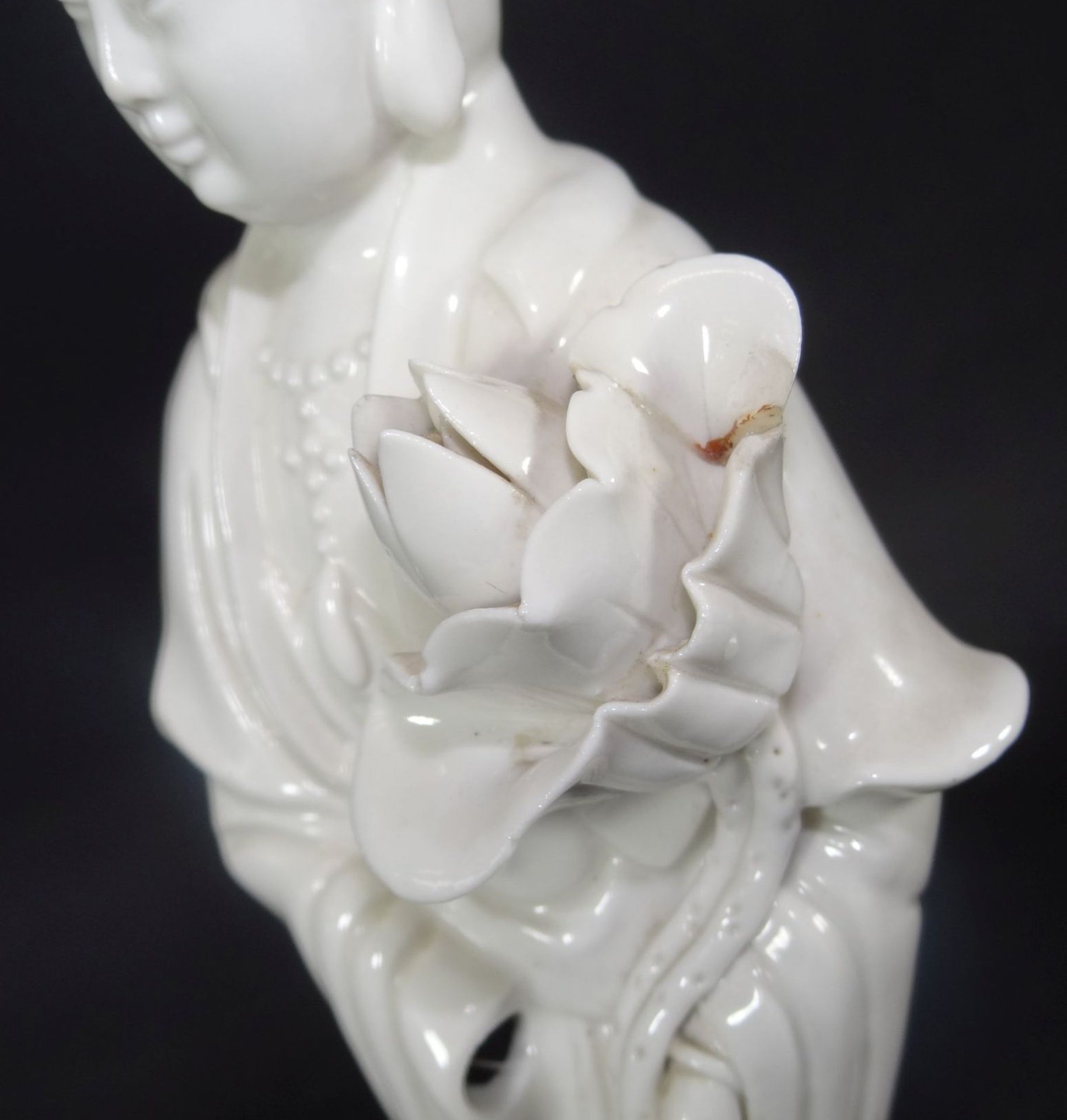 Guanyin, China,wohl Anfang 20. Jhd?., Blanc de chine, auf Lotusblumen stehende Göttin, weiss, H-27,5 - Image 7 of 10