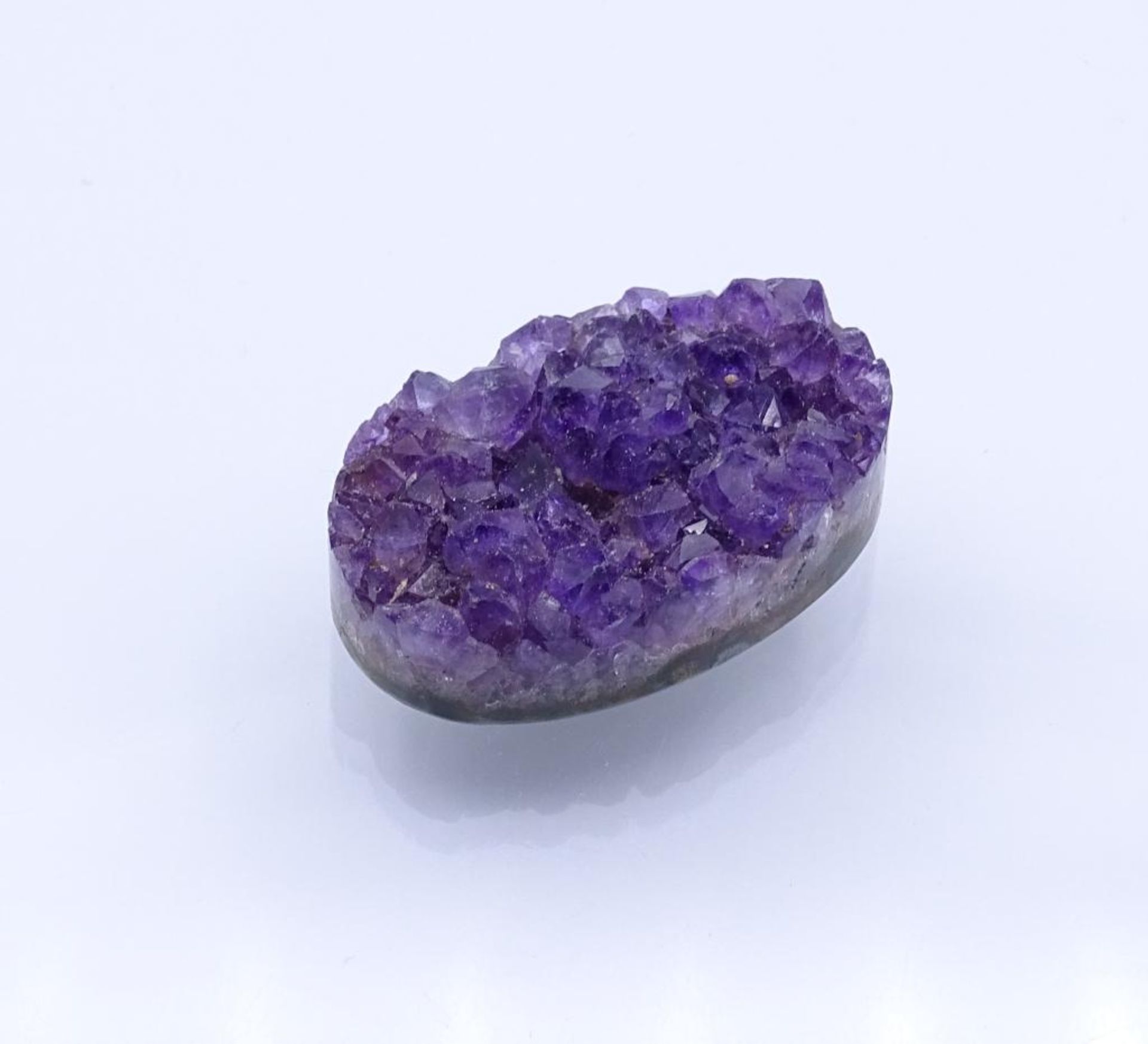 Amethyst-Druse 38,5 x 24,5 mm, 19,5 g- - -22.61 % buyer's premium on the hammer priceVAT margin - Bild 3 aus 4