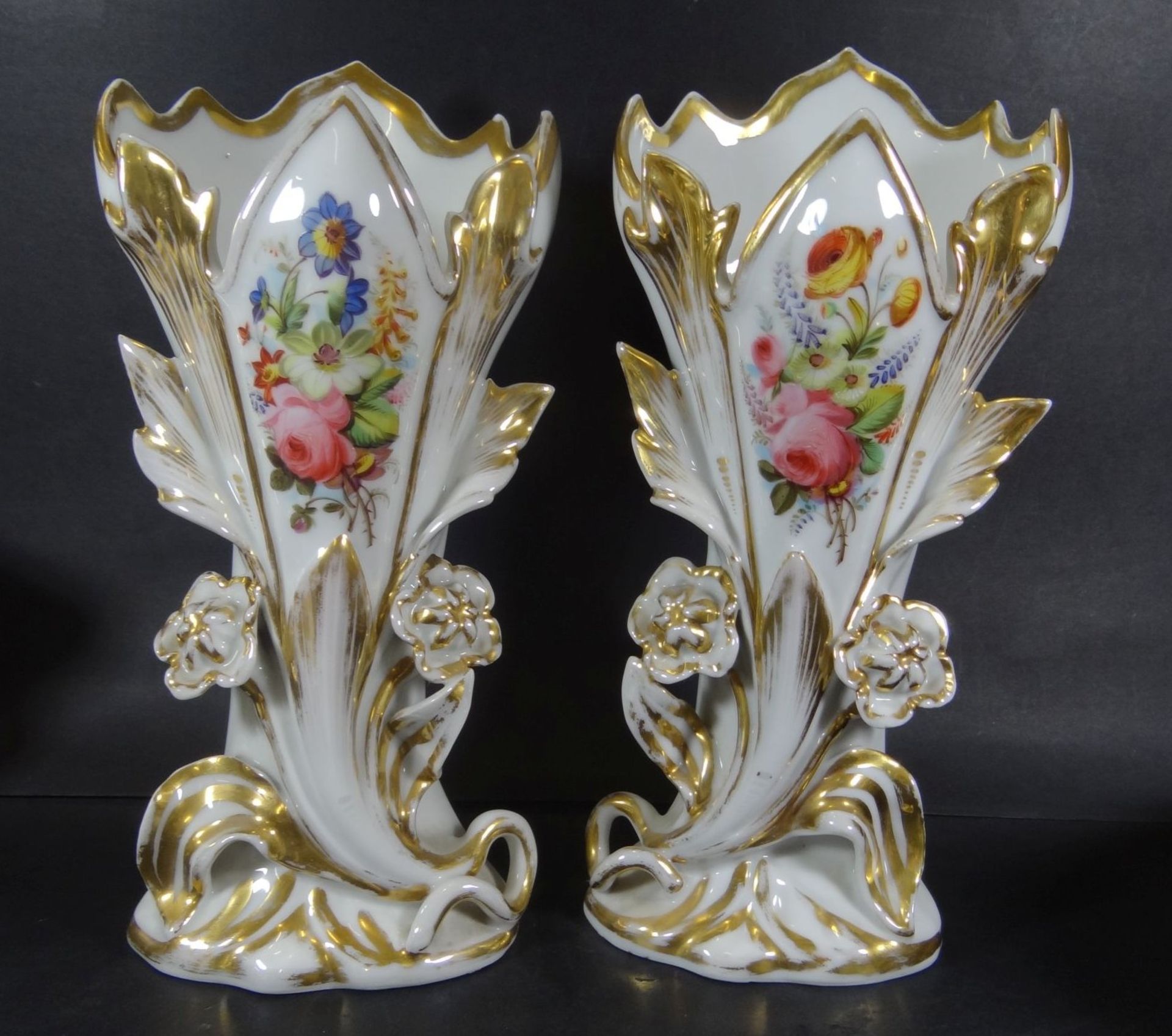 Paar hohe Biedermeier-Vasen um 1850, Blumenmalerei mit Goldstaffage, diese etwas berieben, ansonsten - Bild 2 aus 6