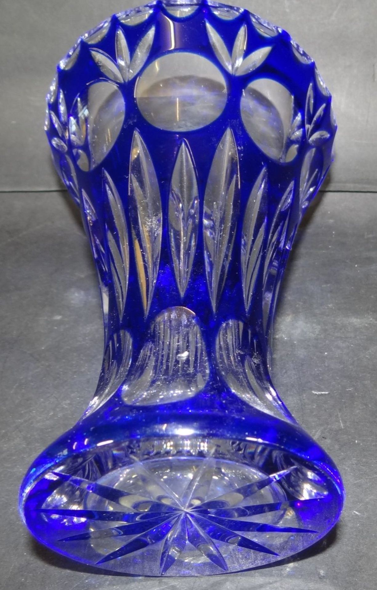 Kristall-Vase blau überfangen und mit Schliff, wohl Nachtmann, H-16 c- - -22.61 % buyer's premium on - Bild 3 aus 7