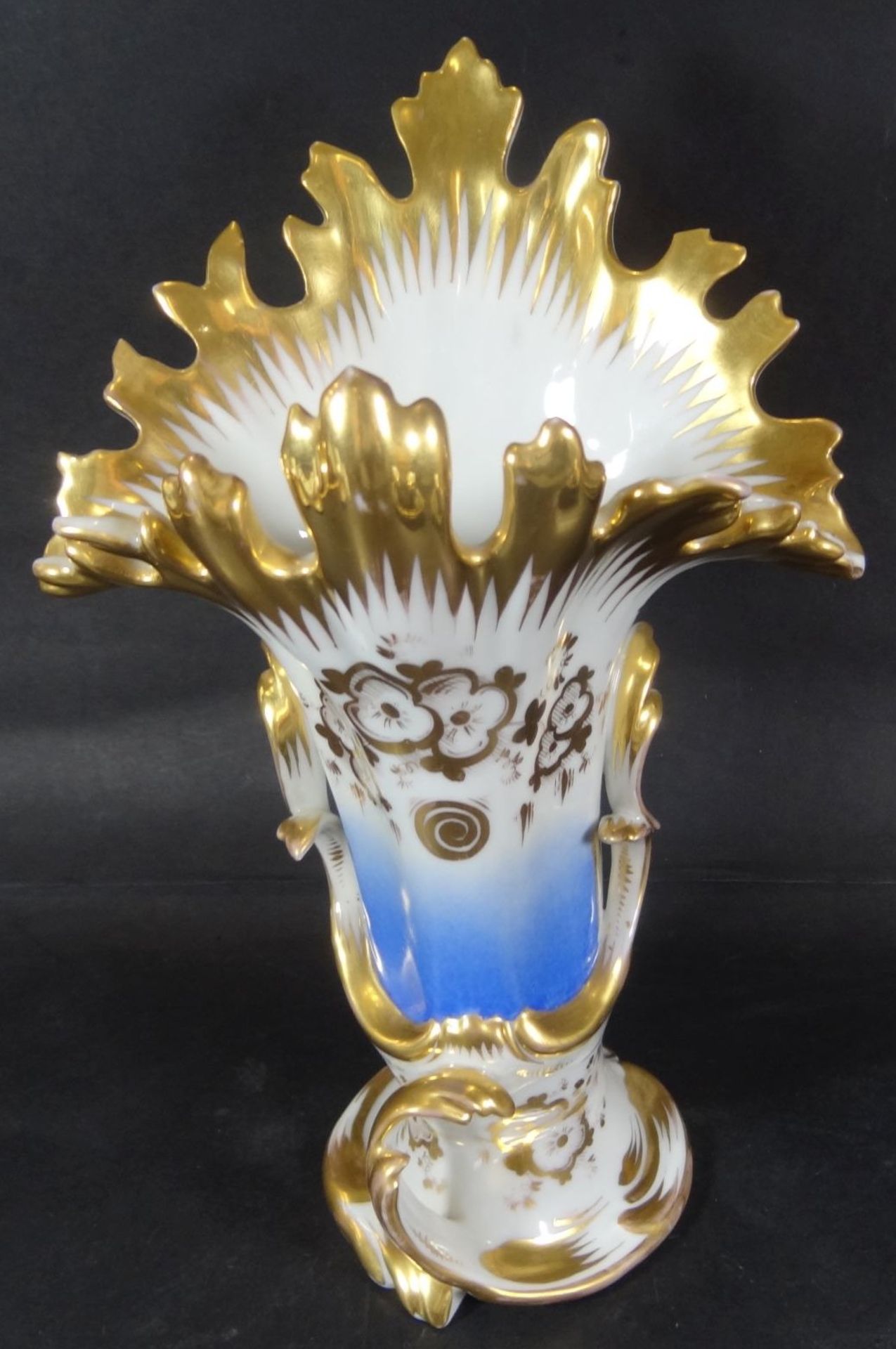 Biedermeier-Vase, Front mit Golddekor auf blauen Fond, H-25 cm, B-17 cm, eine Zacke minim. - Bild 3 aus 6