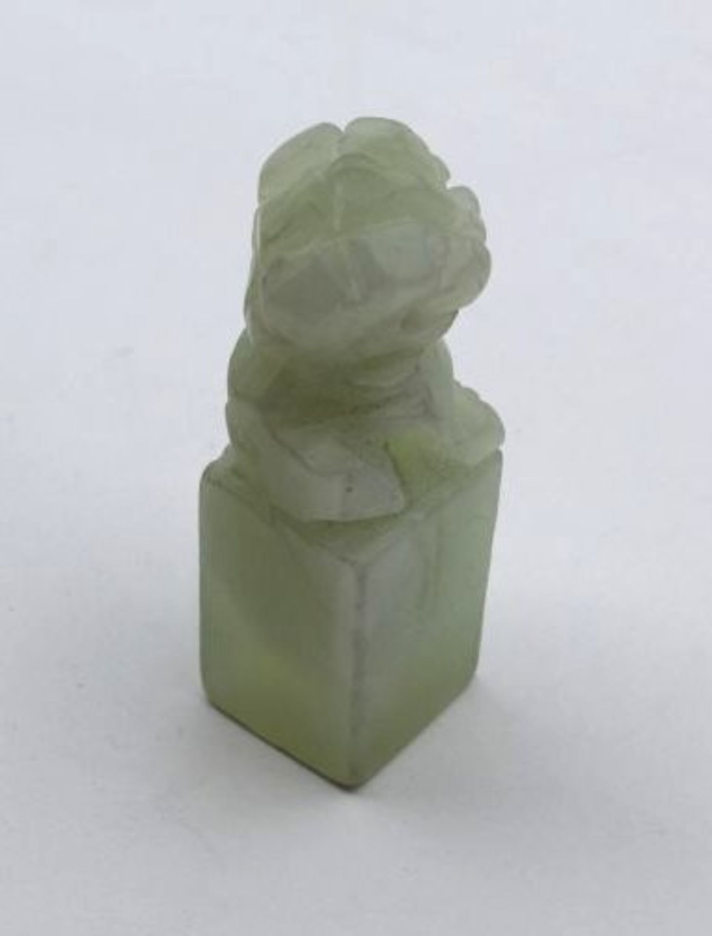 kl. Fu-Hund auf Podest, wohl Jade, China, H-7cm.- - -22.61 % buyer's premium on the hammer - Bild 2 aus 2