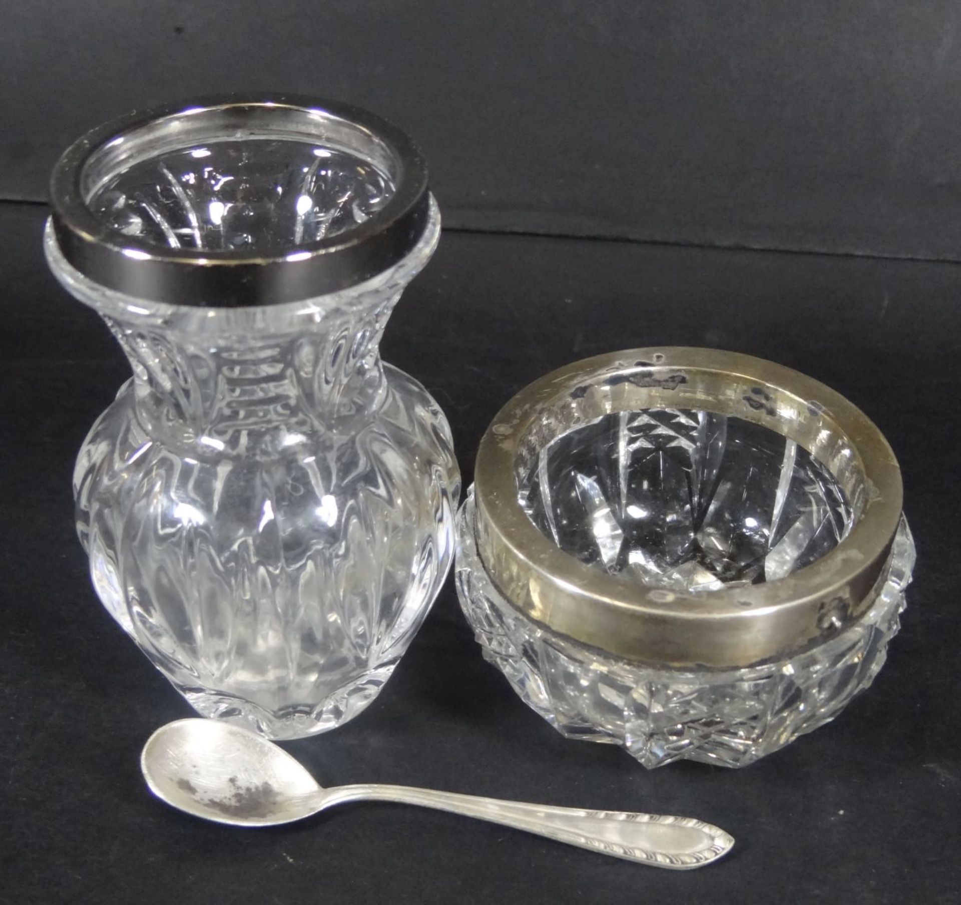 kl. Gewürzschälchen mit Silberlöffel, kl. Vase mit Silberrand-800-, H-3.5 und 7,5- - -22.61 % - Bild 2 aus 6
