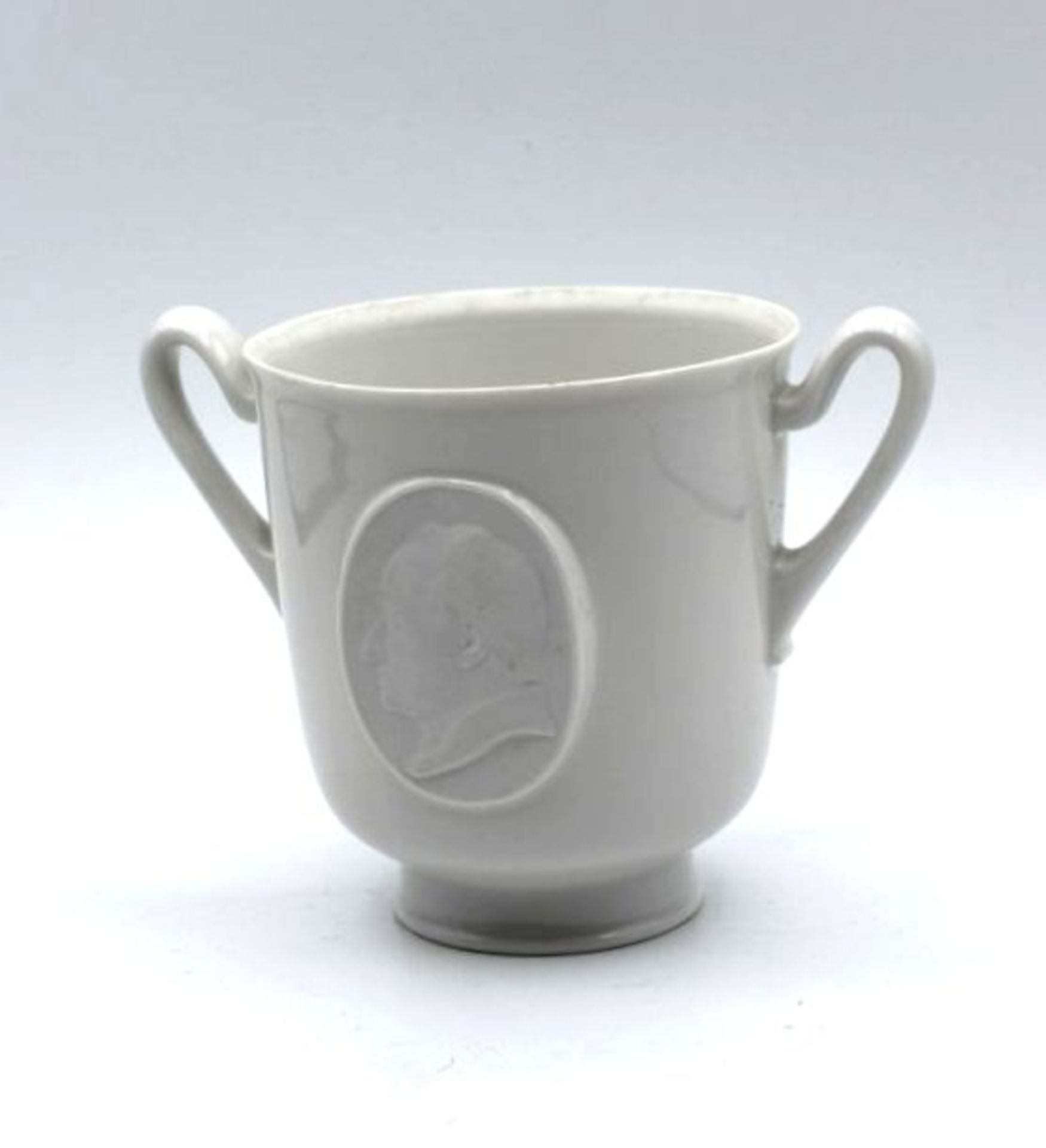 Henkeltasse, KPM Berlin, Szeptermarke, Medaillon mit Goethe-Profil, Weißporzellan, H-9cm. B-12cm.- -