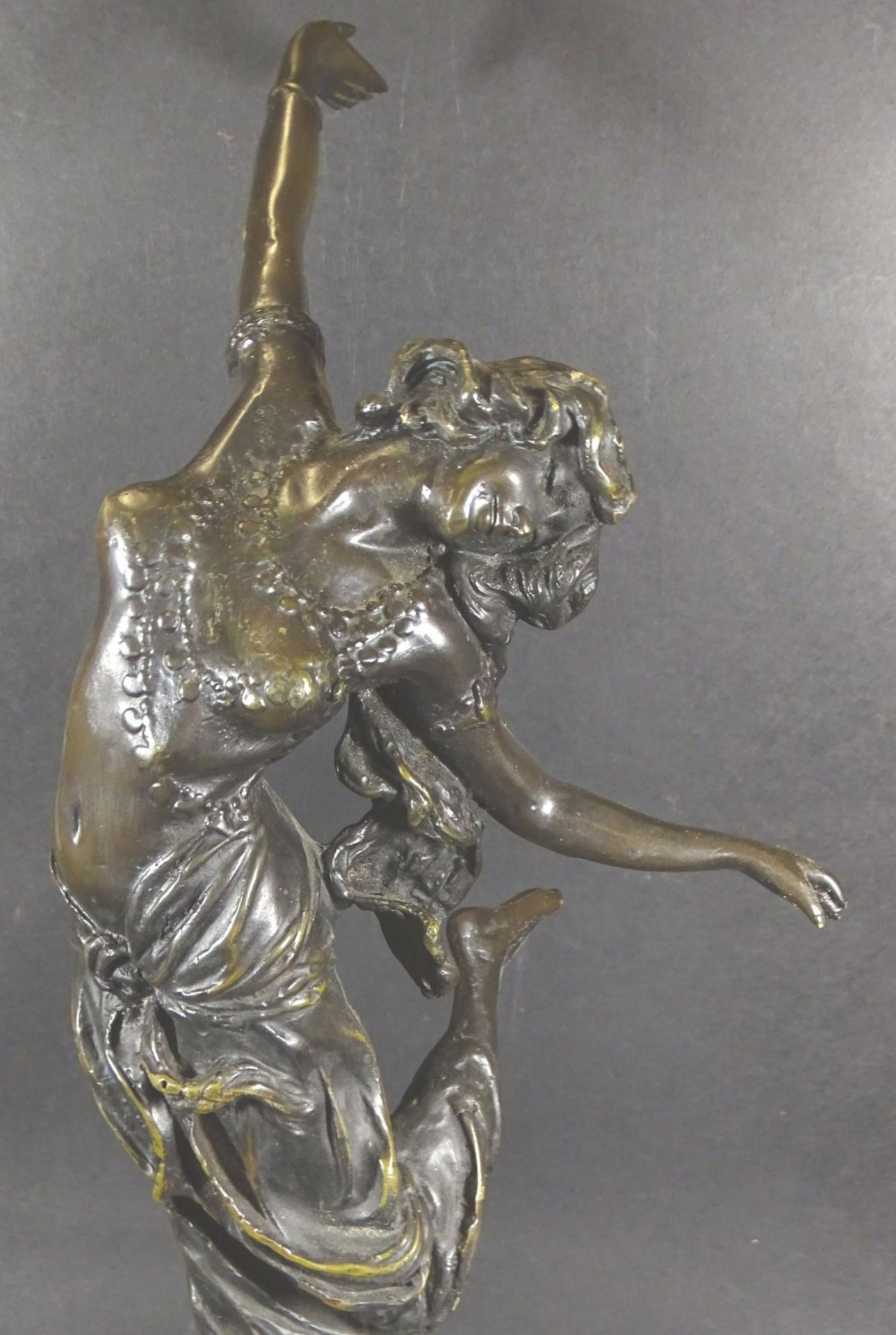Bronze, tanzendes Mädchen auf Marmorsockel, H-48 c- - -22.61 % buyer's premium on the hammer - Bild 2 aus 7