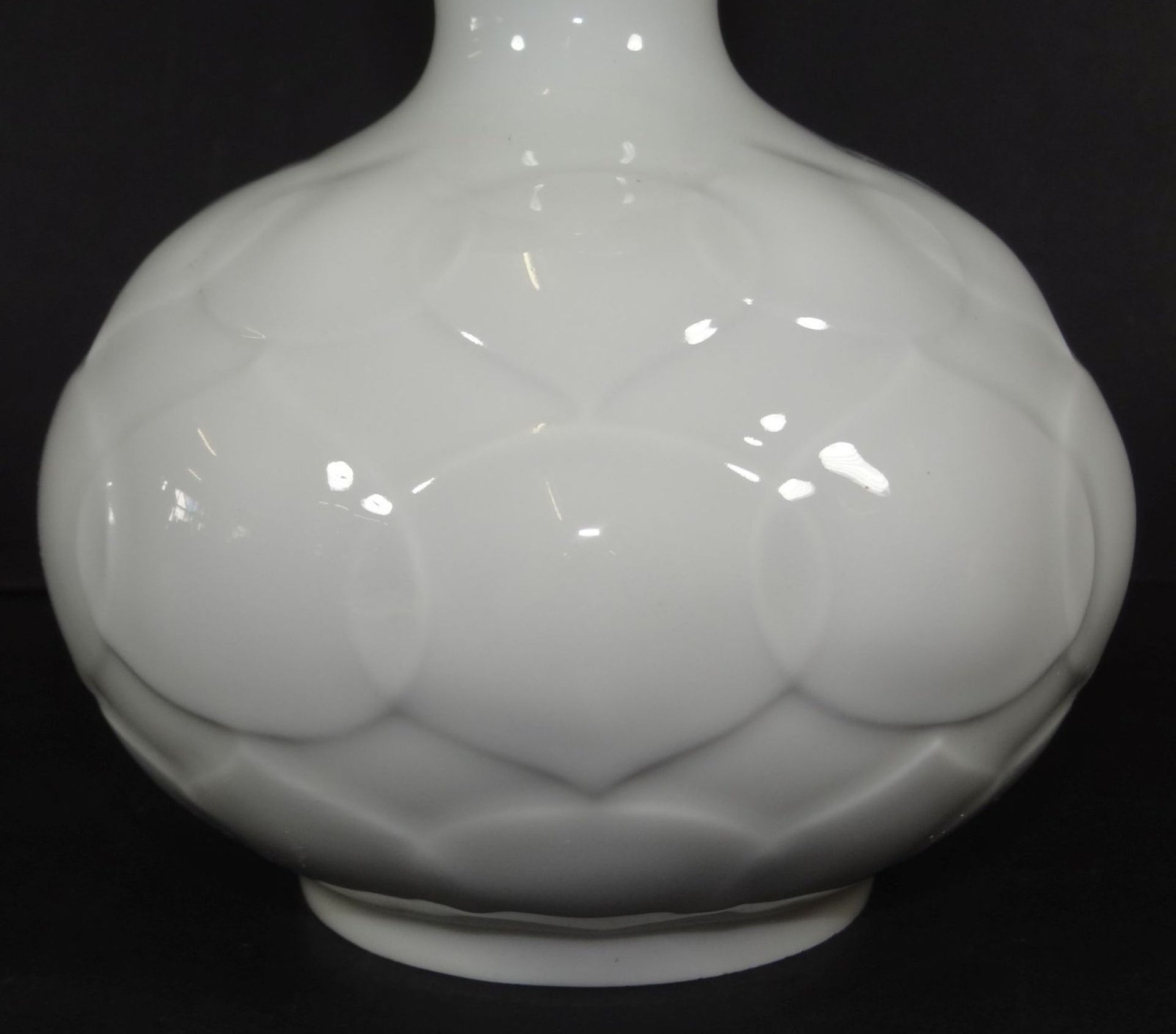 Relief-Keulenvase mit Lotusdekor, weiss "Meissen", 1.Wahl, H-20 cm- - -22.61 % buyer's premium on - Bild 2 aus 4