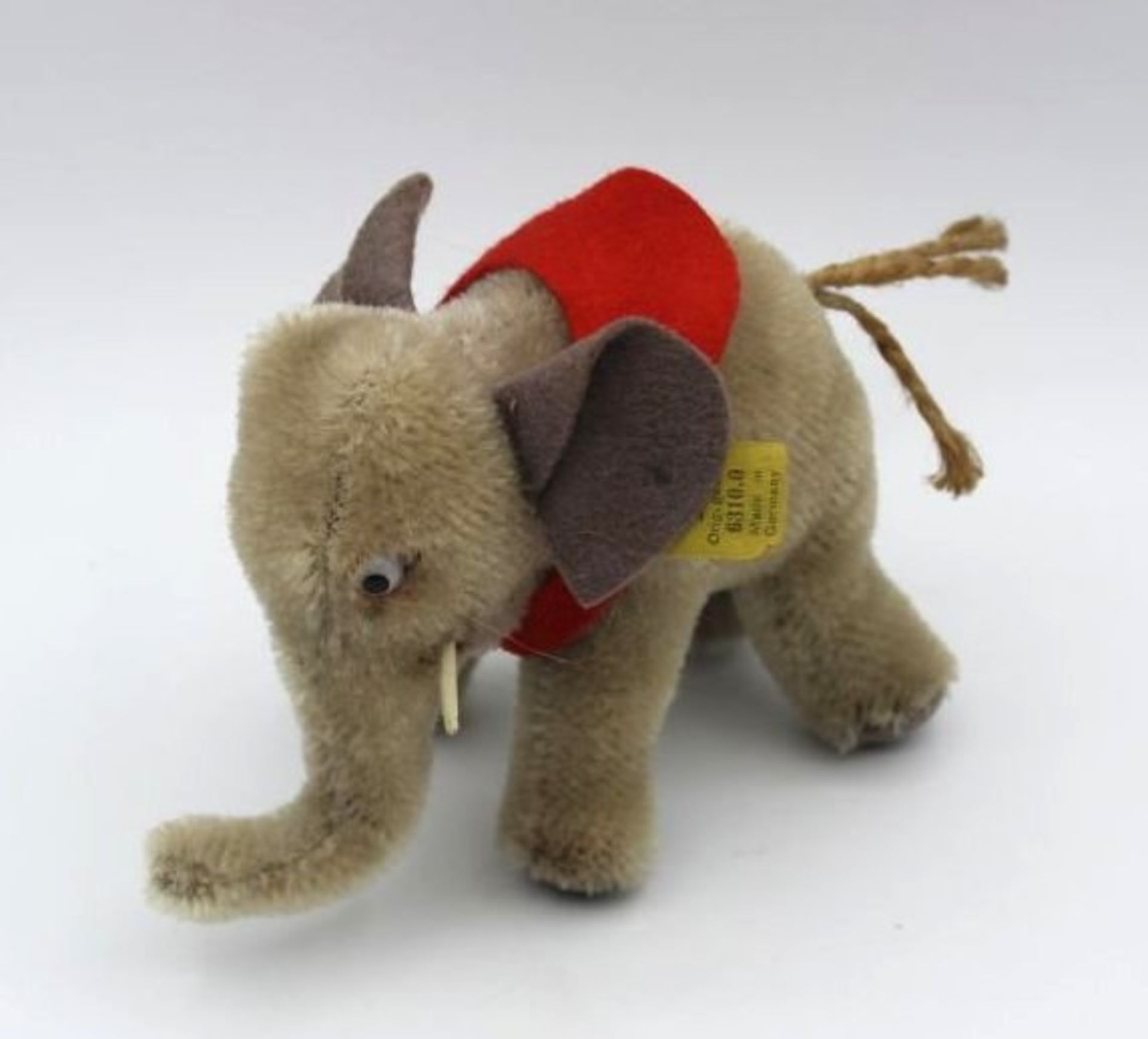 kl. Elefant von Steiff, Knopf und Fahne, Nr. 6310,0.- - -22.61 % buyer's premium on the hammer