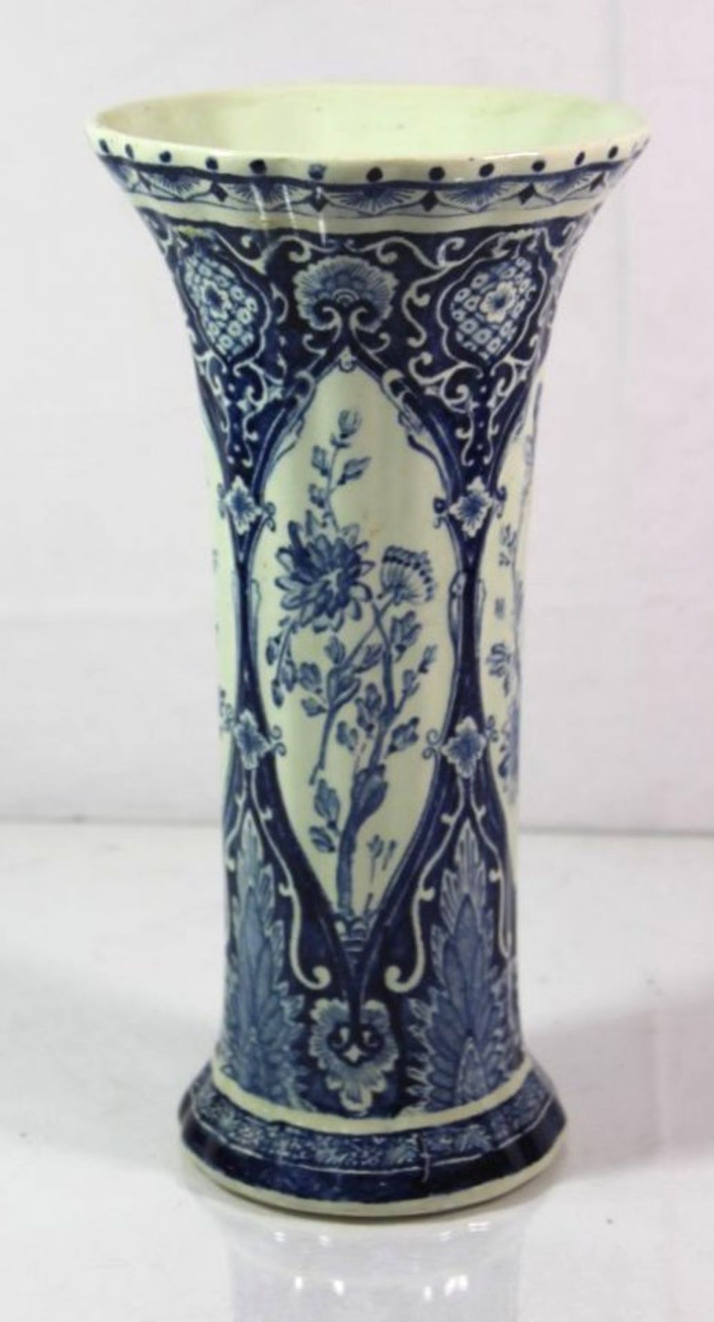 hohe Vase, Boch, blaues Dekor, H-26,5cm.- - -22.61 % buyer's premium on the hammer priceVAT margin