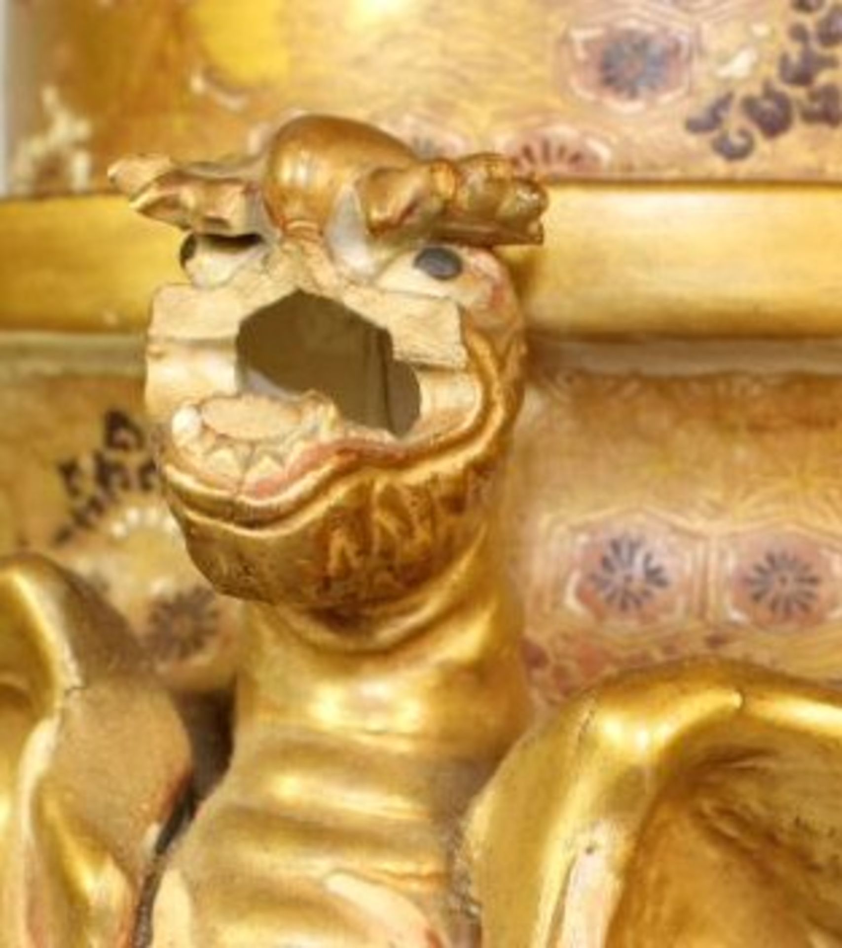 hohe Deckelvase auf drei Beinen, China, aufwendige Bemalung, Deckel mit Fu-Hund, beidseitig - Bild 5 aus 10
