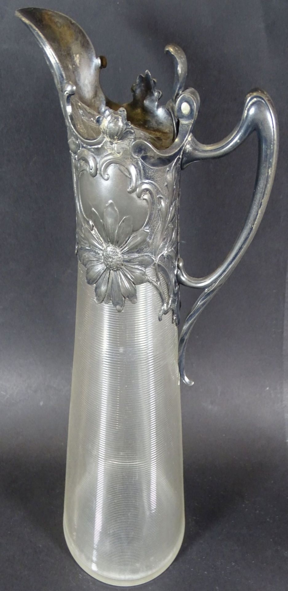 hoher Weinkrug "WMF B" um 1890, geriffeltes Glas mit Britannia Metall, gut erhalten, H-32,5 cm- - - - Bild 3 aus 5