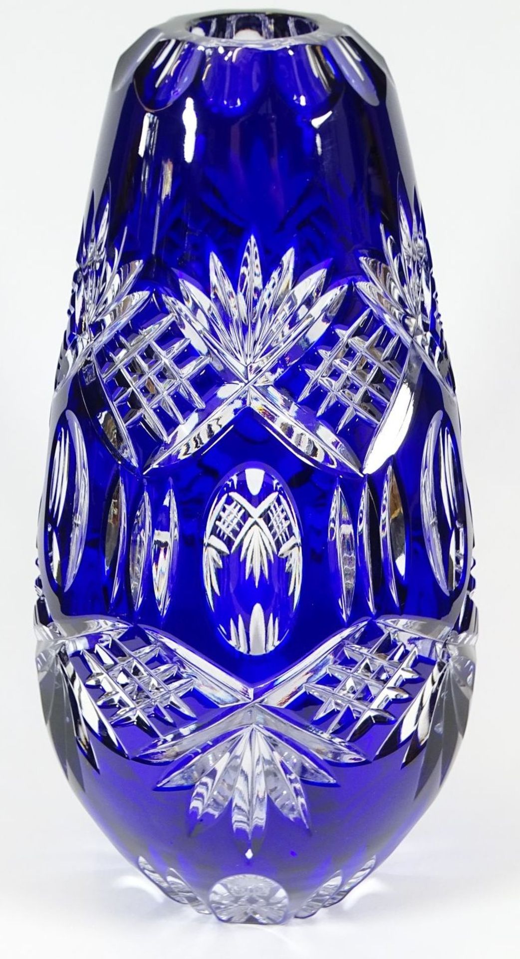 blau überfangene Vase mit Farnschliff, H-26 c- - -22.61 % buyer's premium on the hammer priceVAT