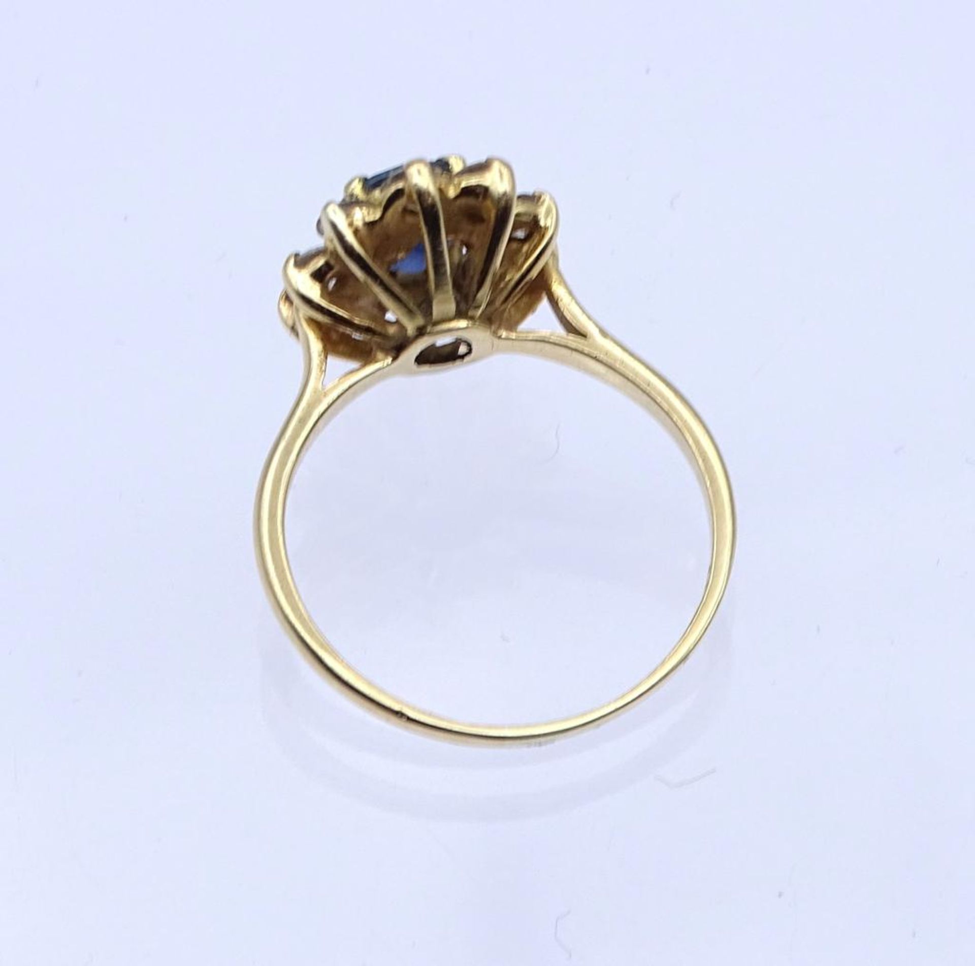 Brillant-Saphir-Ring, Brillanten zus. 0,4ct.,mittig facettierter Saphir, GG 750/000, 3,5gr., RG - Bild 7 aus 7