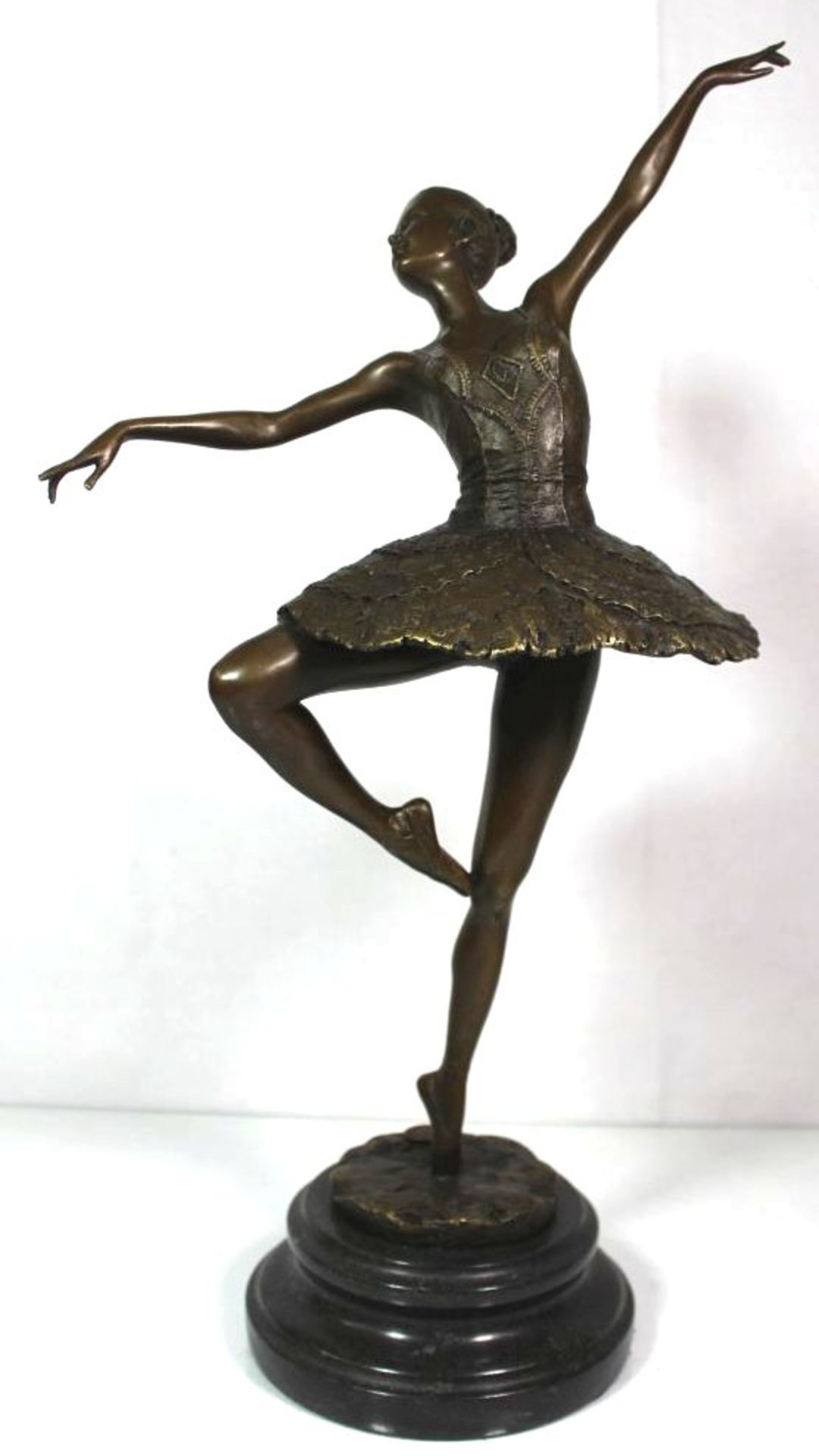 Bronze-Ballerine, patiniert, signiert "Milo", Gießmarke, Marmorsockel, H-46cm B-ca.26cm.- - -22.61 %