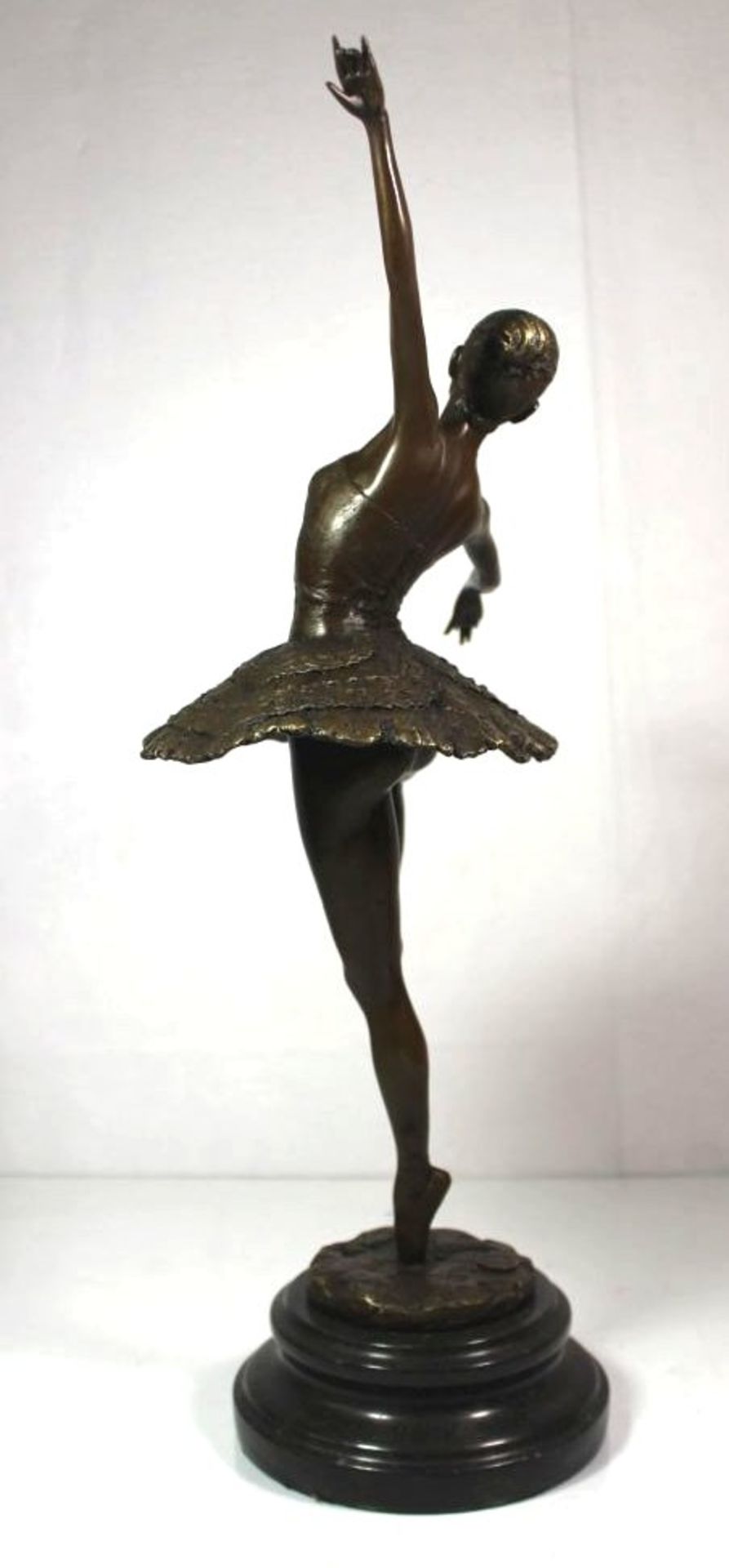 Bronze-Ballerine, patiniert, signiert "Milo", Gießmarke, Marmorsockel, H-46cm B-ca.26cm.- - -22.61 % - Bild 3 aus 7