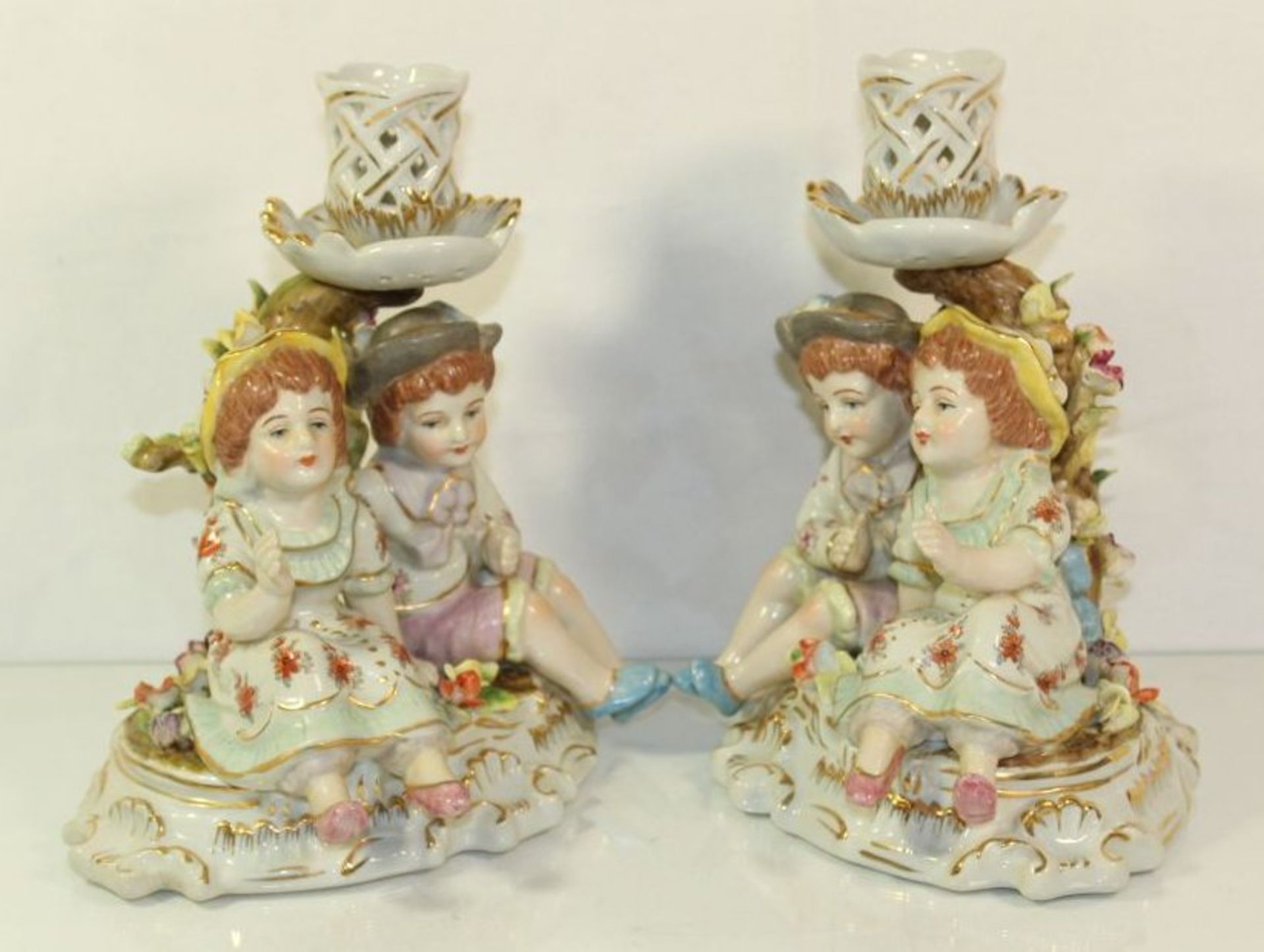 Paar figürliche Leuchter in antikem Stil, 20. Jhdt., polychr. Bemalung, je H-20cm B-19cm.- - -22. - Image 2 of 5