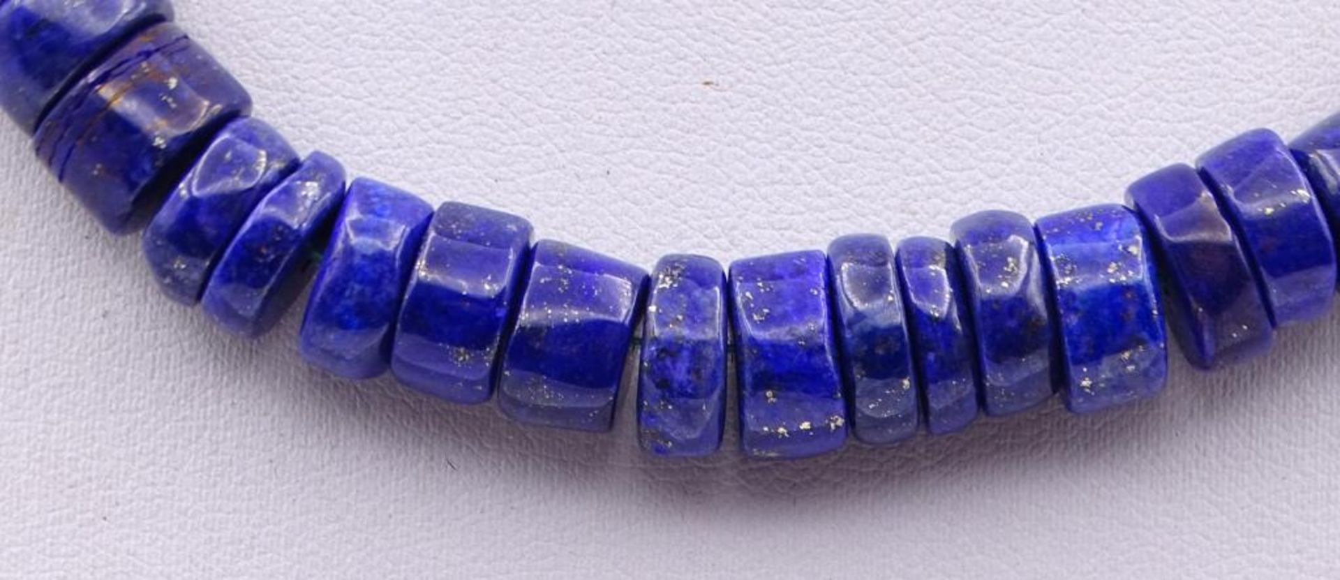 Lapislazuli Halskette in Scheibenform,versilb.Verschluss,L- 52cm- - -22.61 % buyer's premium on - Bild 2 aus 4