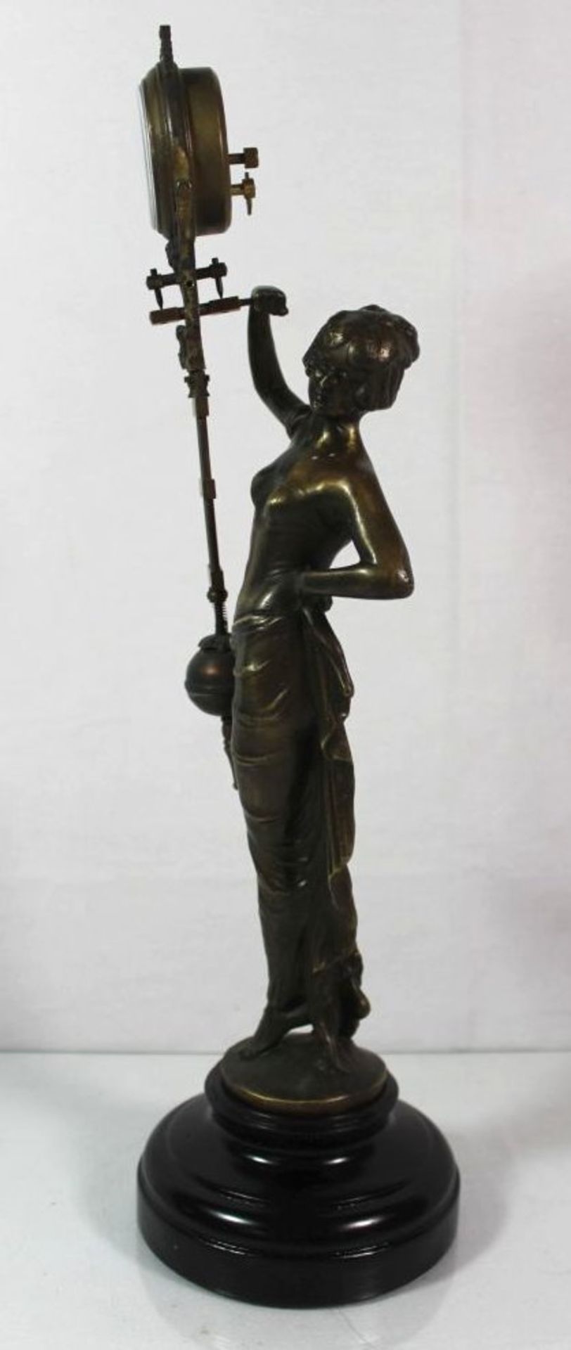 Figurenuhr, weibl. Halbakt, Metallguss bronziert, 20. Jhdt., Werk läuft kurz an, H-37cm.- - -22.61 % - Bild 3 aus 5