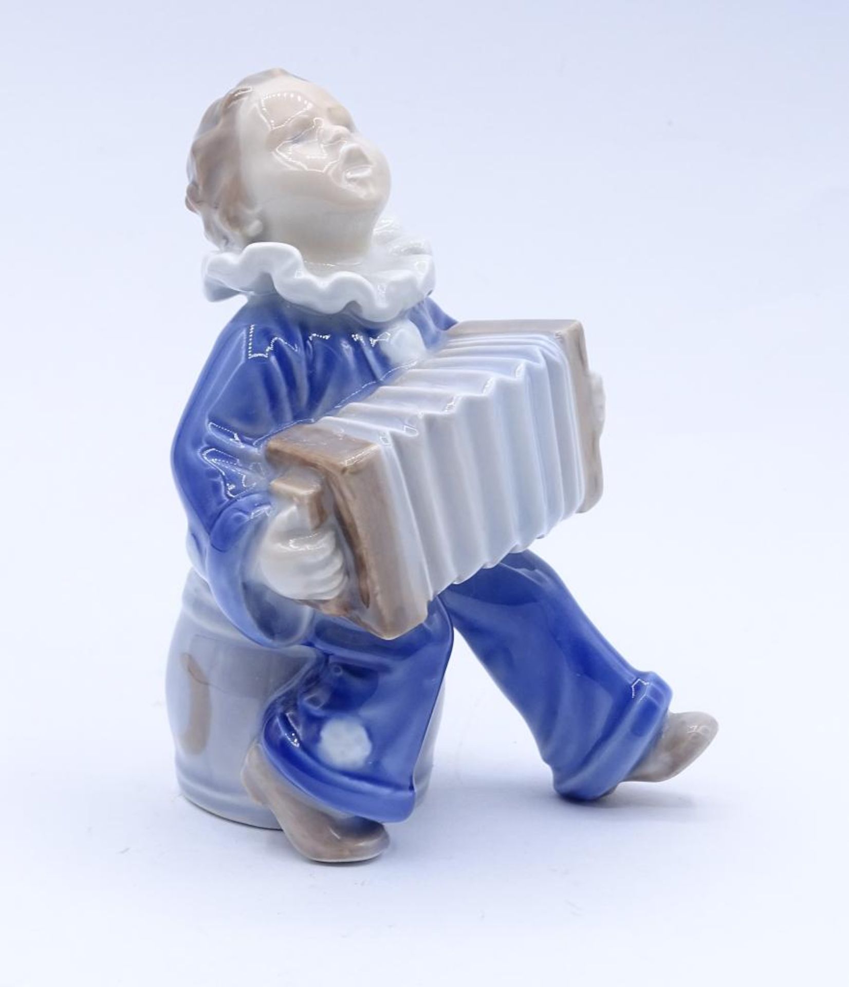 Royal Copenhagen Figur , Junge mit Akkordeon,Nr. 3667,H-10,5cm,- - -22.61 % buyer's premium on the - Bild 2 aus 5