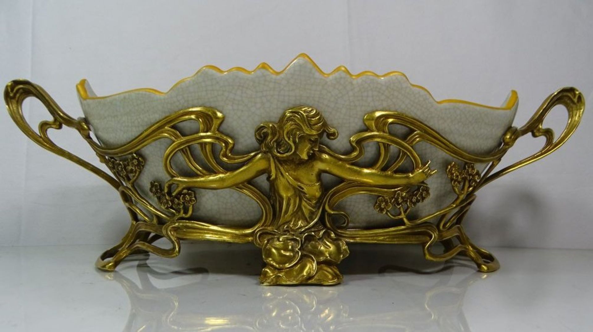 gr. ovale Jadiniere im Jugendstil, Bronze-Montur, gemarkt "JBT 1906", Blumen- u. Insektenmalerei,