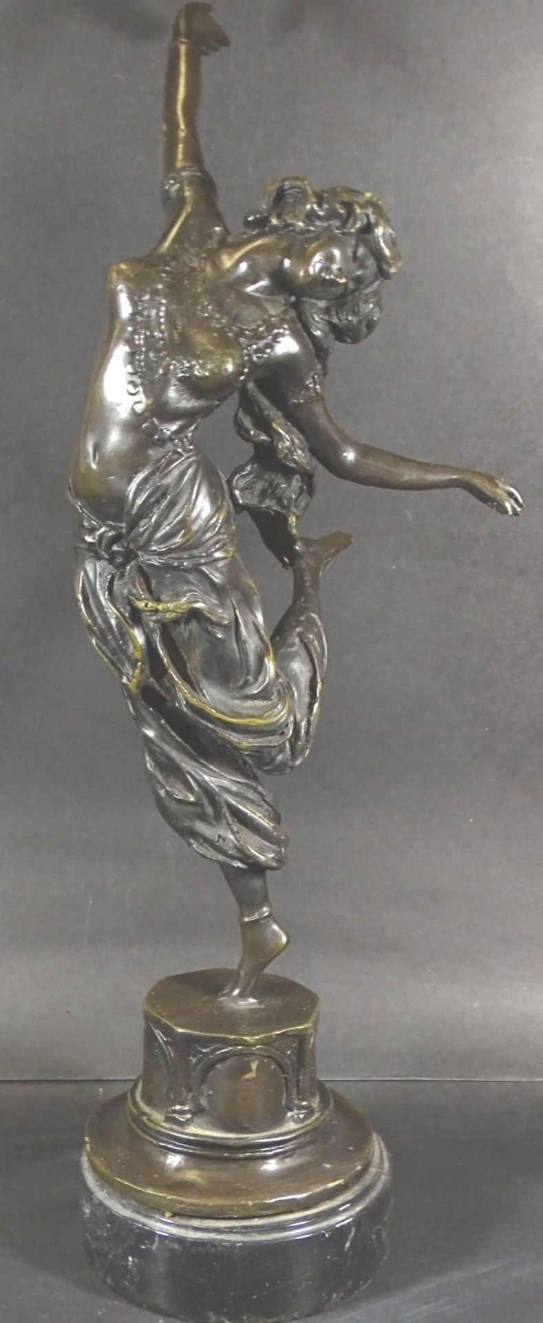 Bronze, tanzendes Mädchen auf Marmorsockel, H-48 c- - -22.61 % buyer's premium on the hammer