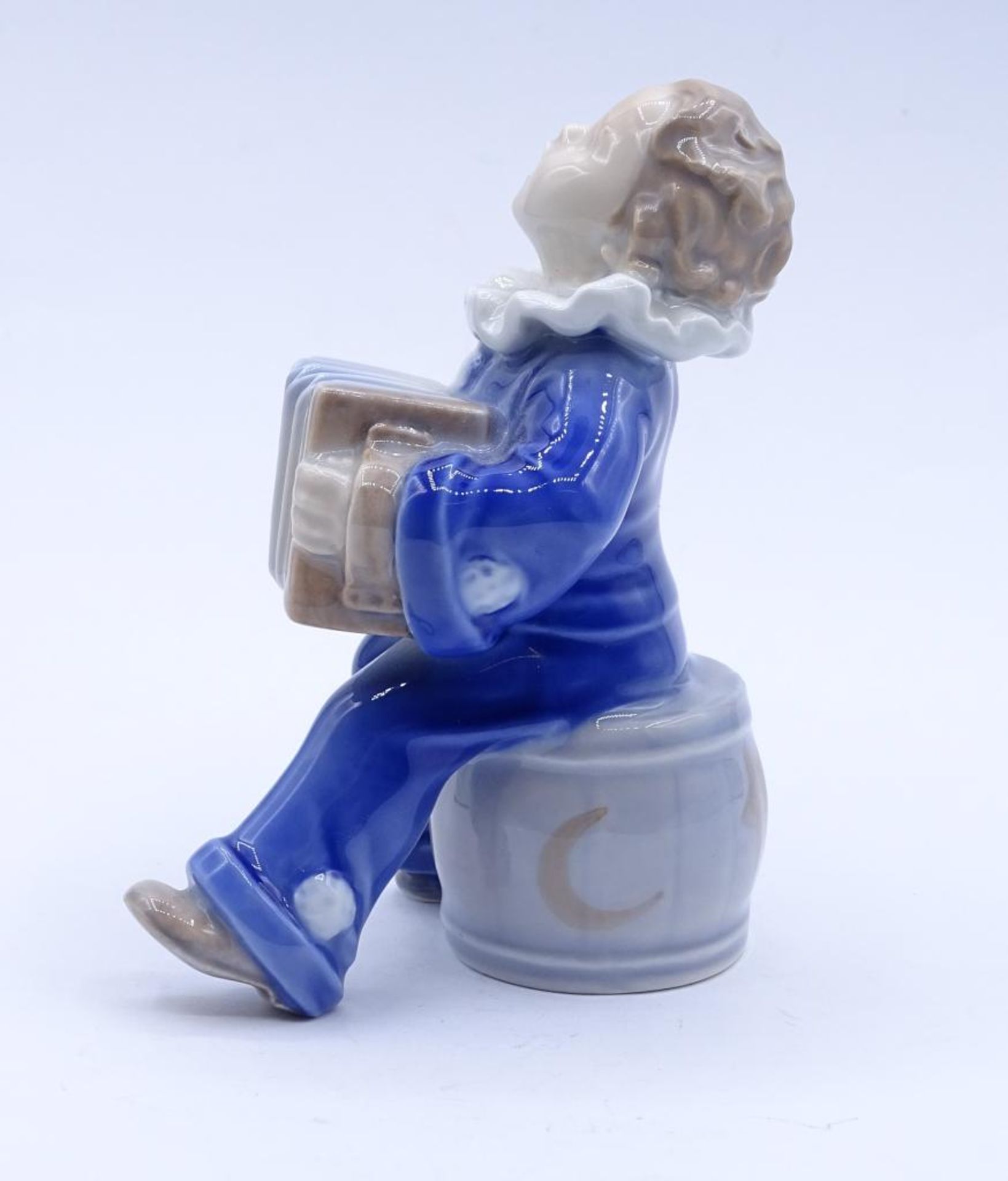 Royal Copenhagen Figur , Junge mit Akkordeon,Nr. 3667,H-10,5cm,- - -22.61 % buyer's premium on the - Bild 3 aus 5