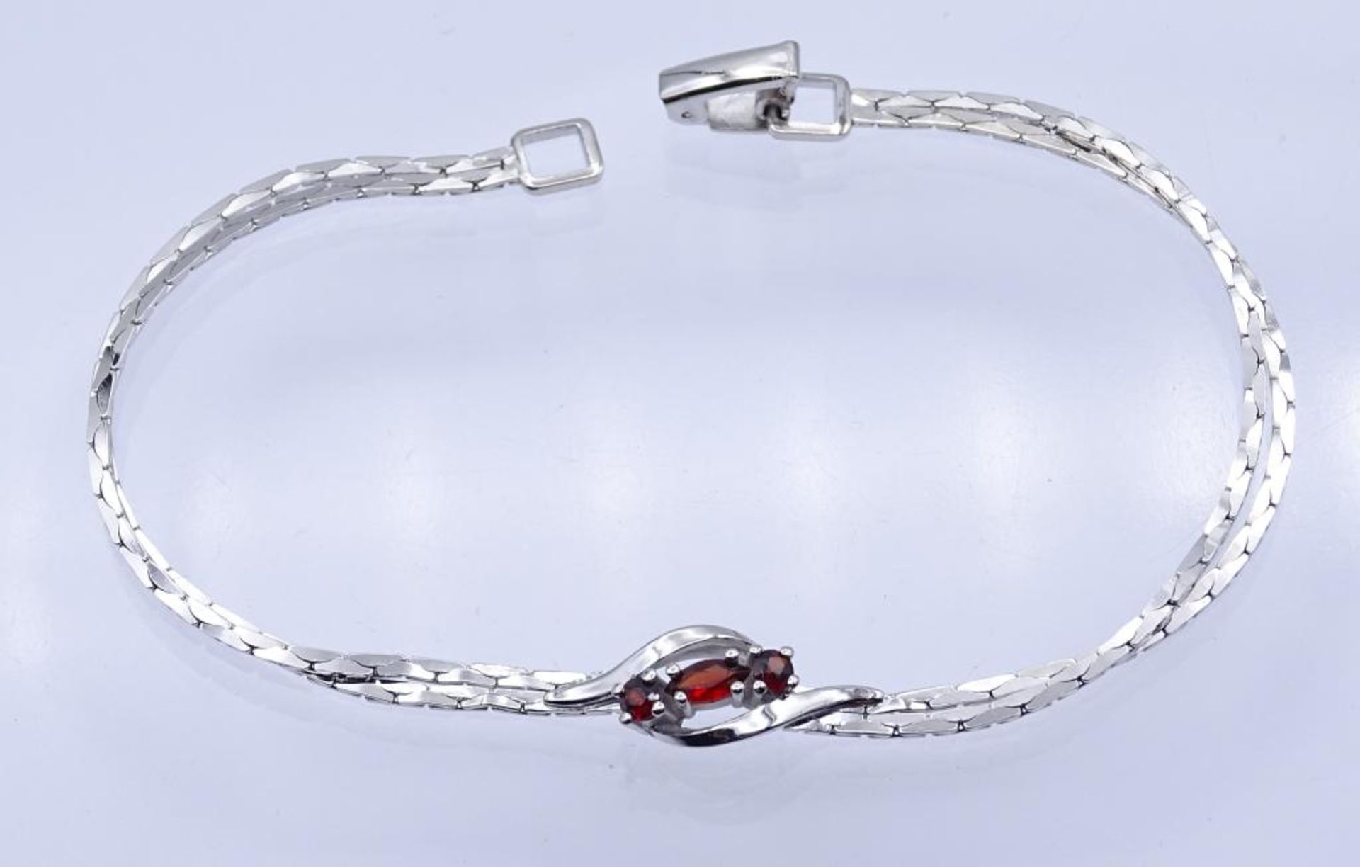 Armband mit Granat Besatz,Silber 925/000,Sterling Silber,L- 19cm, 4,2gr.- - -22.61 % buyer's premium - Bild 2 aus 4
