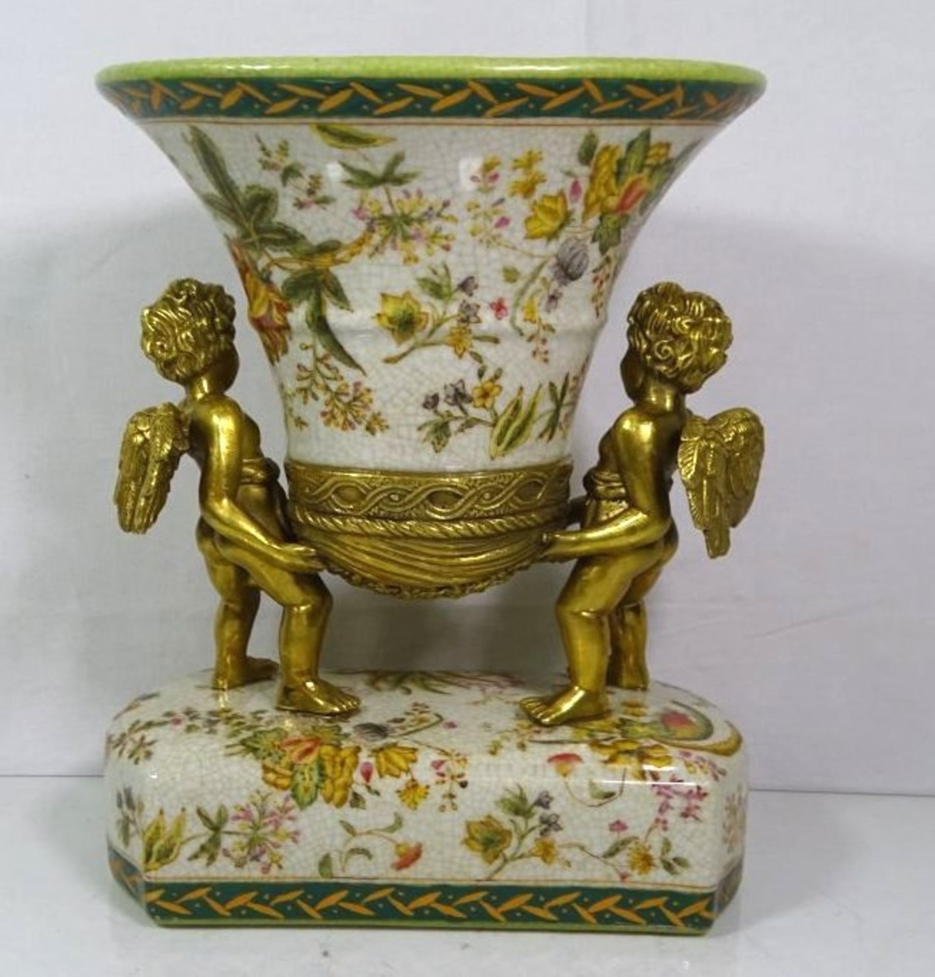 Vase getragen von 2 Bronze Putti, florale Bemalung, gemarkt, 20. Jhd., H-26cm B-24cm T-16cm.- - - - Bild 3 aus 4