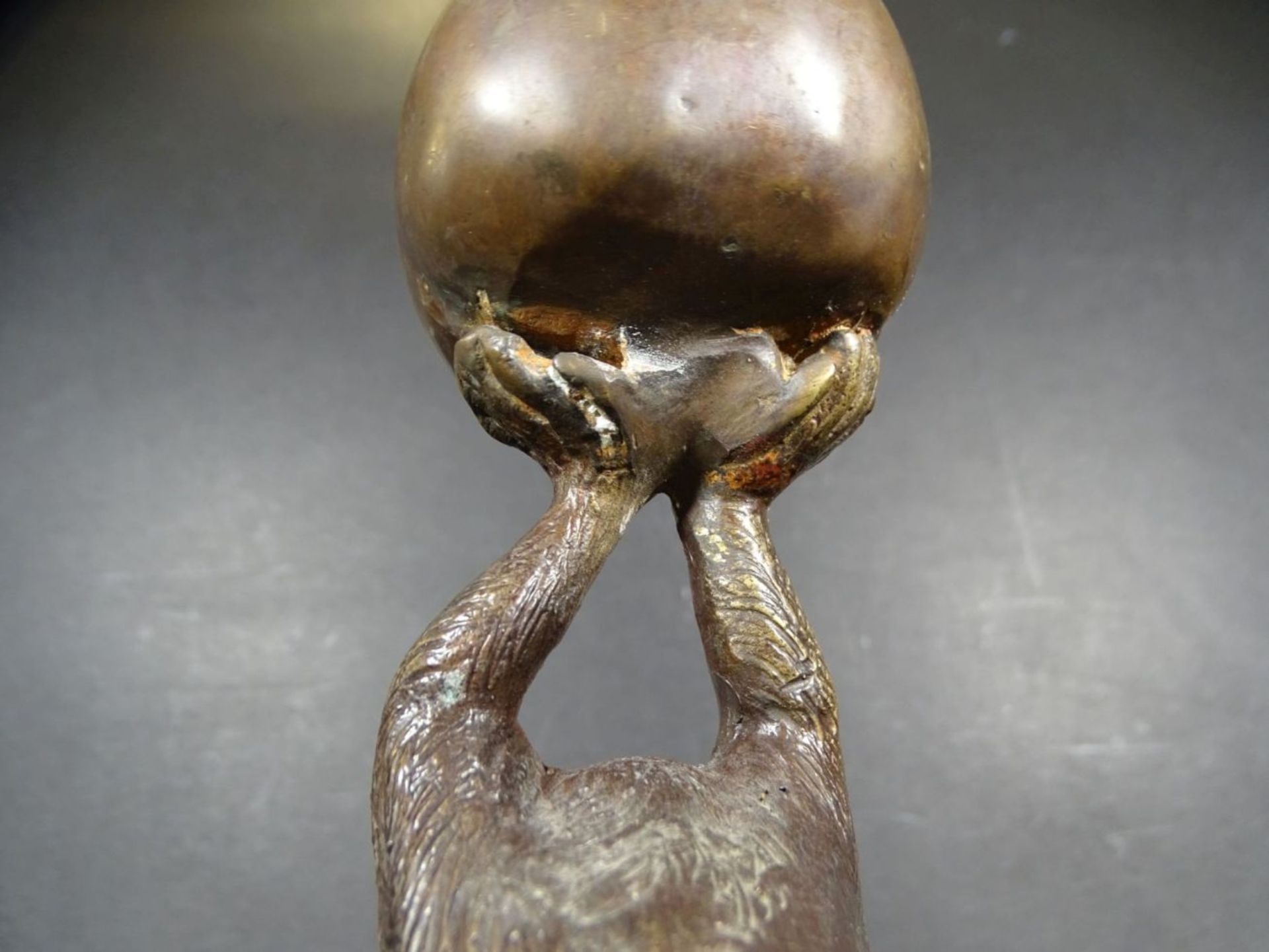 Bronze "Drei Affen mit Ball", H-33 cm, 10x10 cm- - -22.61 % buyer's premium on the hammer priceVAT - Bild 6 aus 9