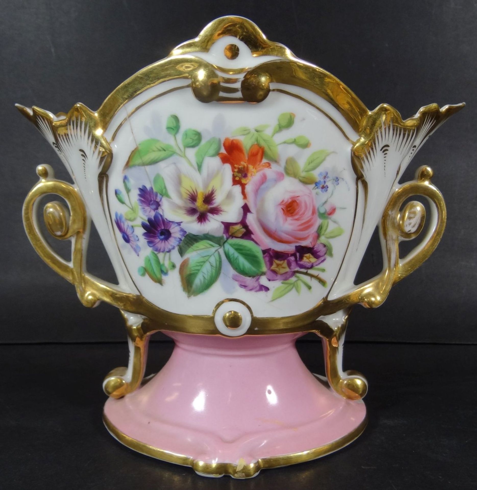 breite Biedermeier-Vase, Front floral bemalt, Stand rosa, sichtbarer Altriss, H-17 cm, B-20 cm- - -