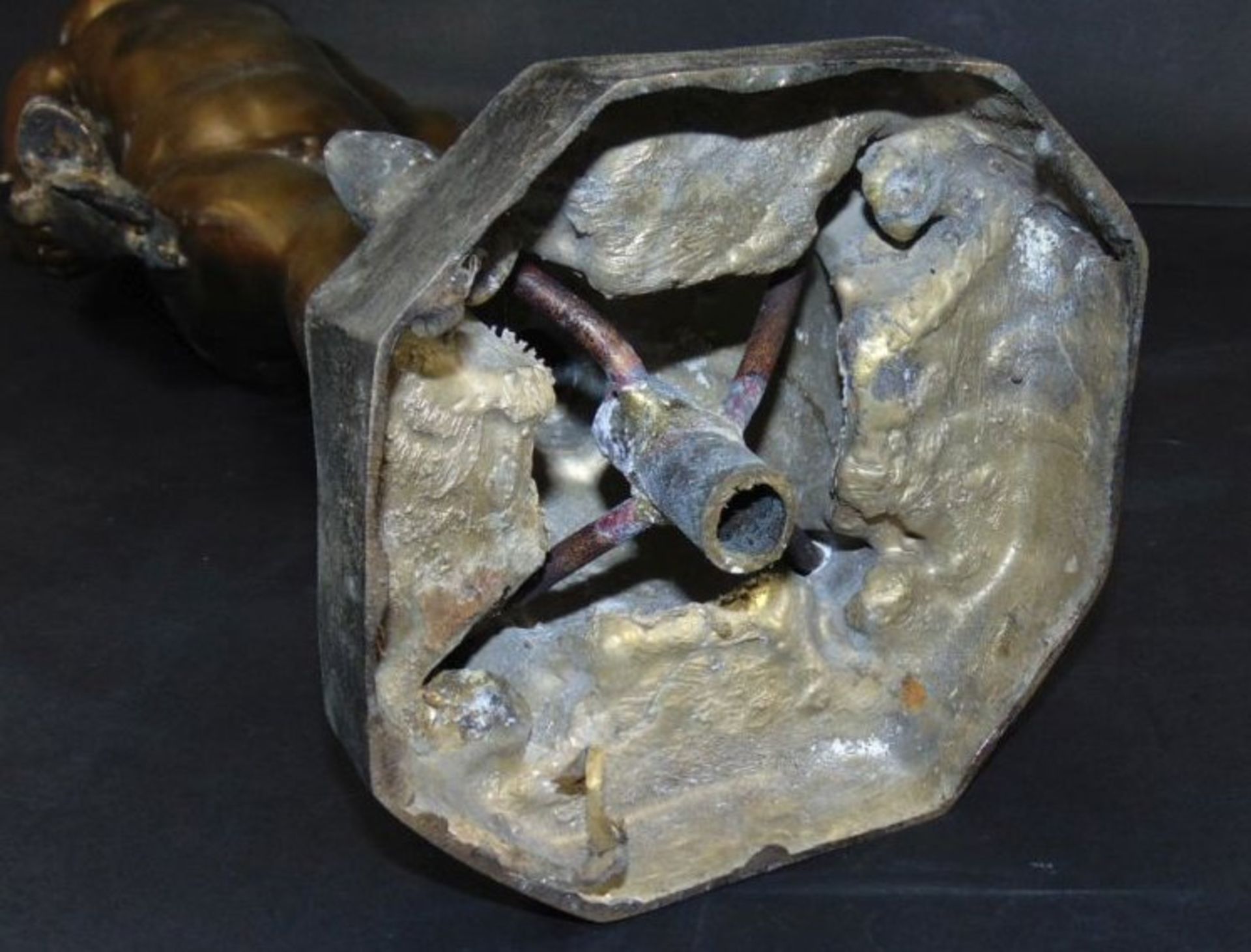 hohe Bronze, Junge mit Fröschen, wohl Wasserspeier, H-59 cm, 4,6 k- - -22.61 % buyer's premium on - Bild 7 aus 7