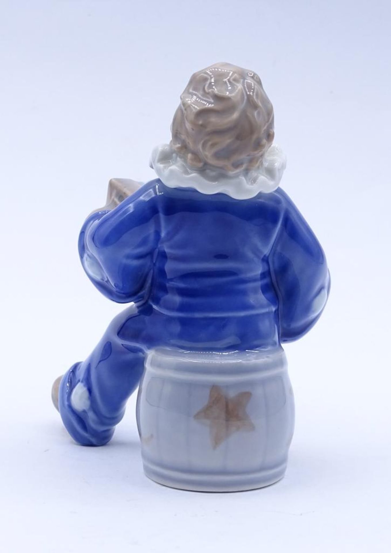 Royal Copenhagen Figur , Junge mit Akkordeon,Nr. 3667,H-10,5cm,- - -22.61 % buyer's premium on the - Bild 4 aus 5