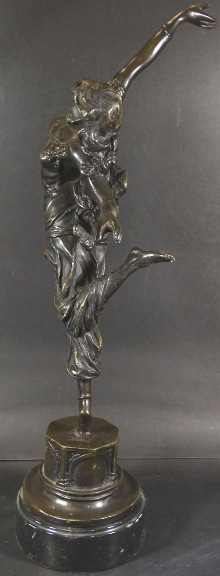 Bronze, tanzendes Mädchen auf Marmorsockel, H-48 c- - -22.61 % buyer's premium on the hammer - Bild 4 aus 7