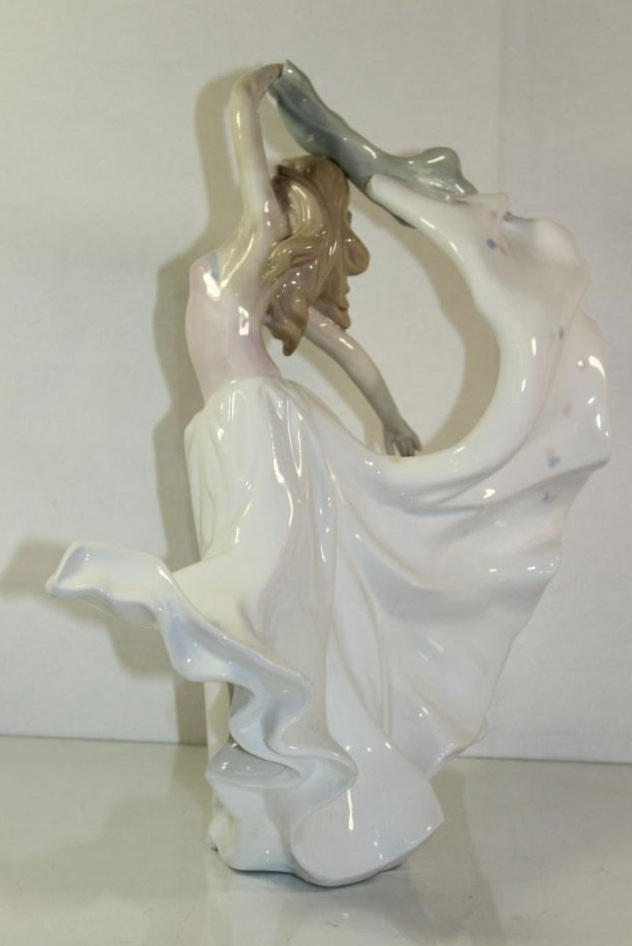 Figur, junges tanzendes Mädchen in wallendem Kleid, ungemarkt, H-36cm.- - -22.61 % buyer's premium - Bild 3 aus 5