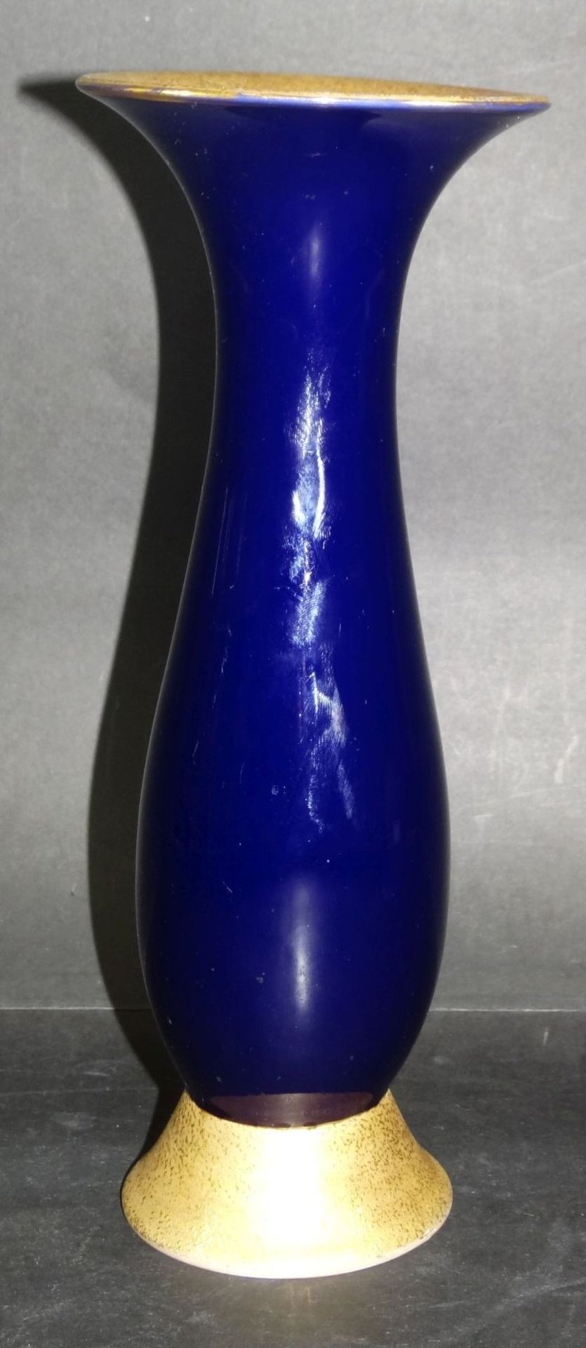 schlanke Vase "Ilmenau-Graf von Henneberg" kobalt mit Golddekor, H-24 cm- - -22.61 % buyer's premium