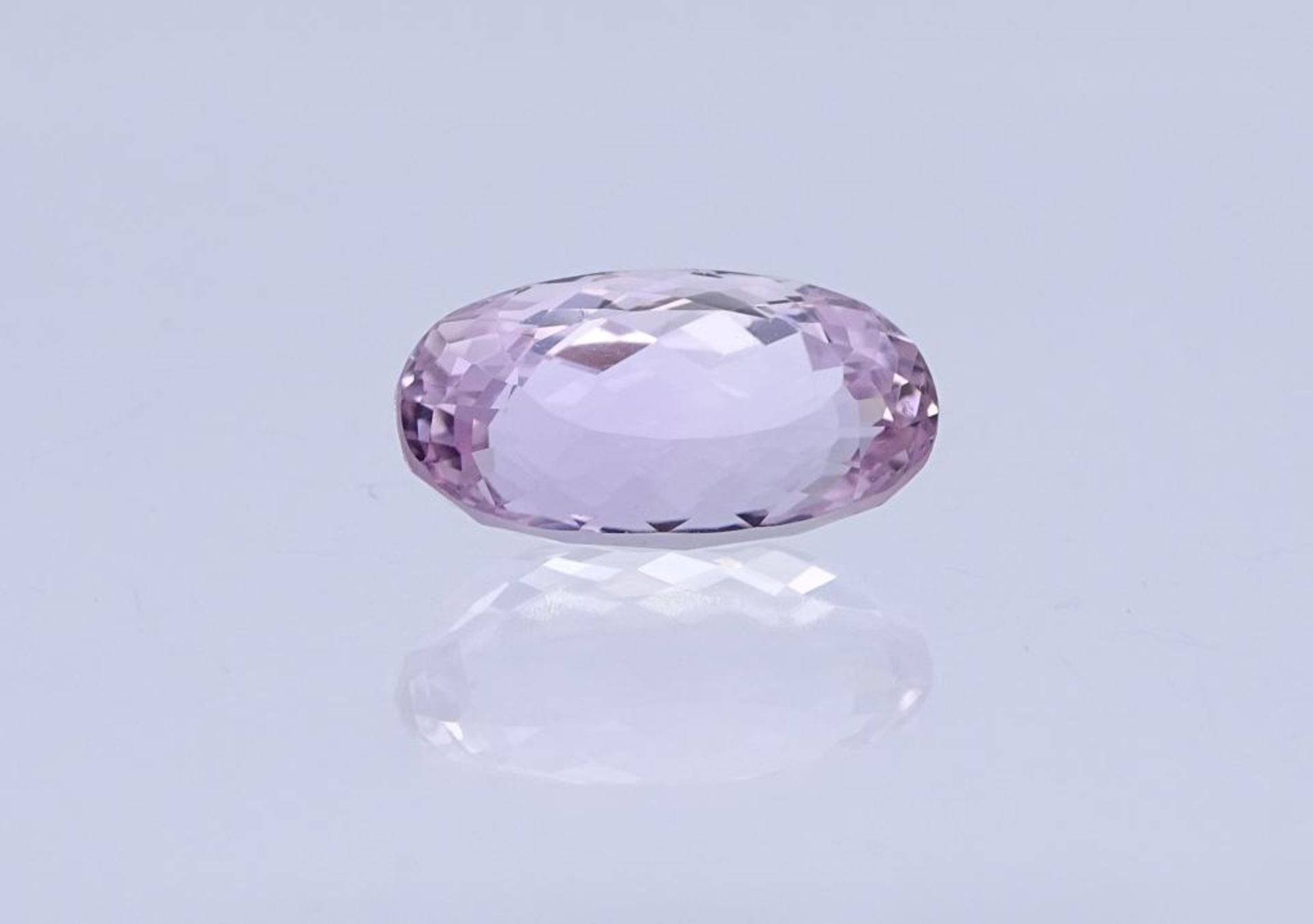 Kunzit, 15,7ct., oval,facettiert,schönes kräftiges Ro- - -22.61 % buyer's premium on the hammer