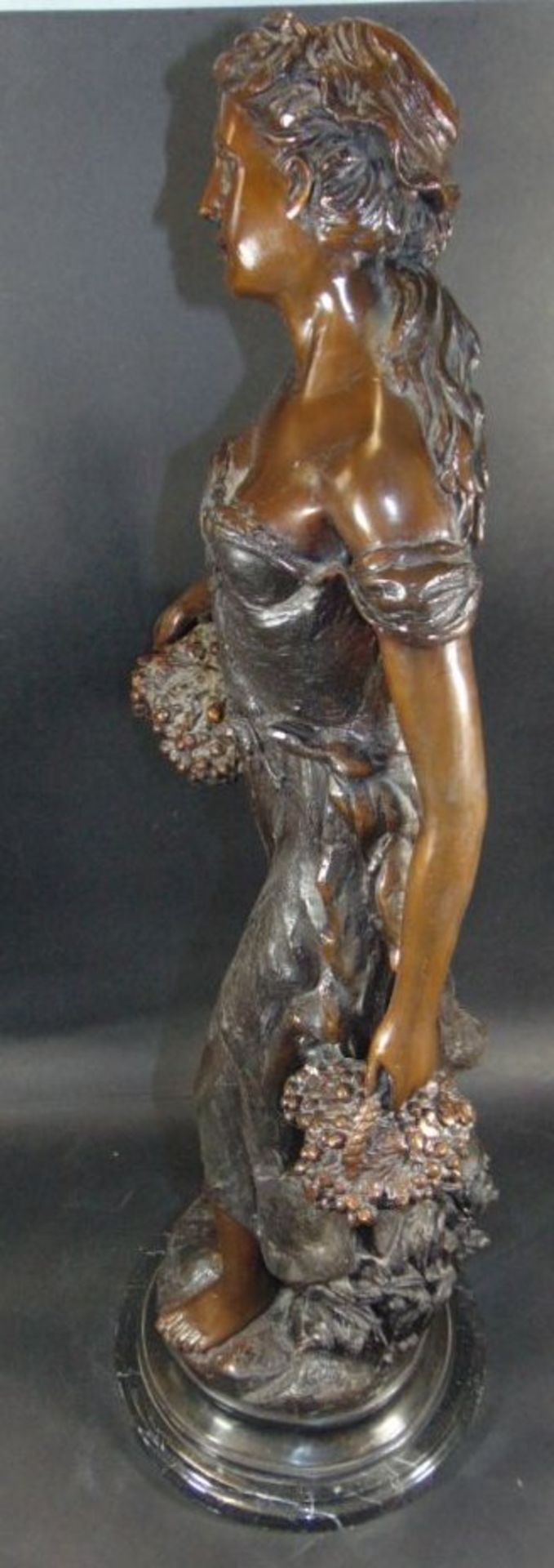 hohe Bronze, unleserl. signiert, Mädchen mit Traubenkörben,Marmorsockel, H-74 cm, 15,9- - -22.61 % - Bild 4 aus 9