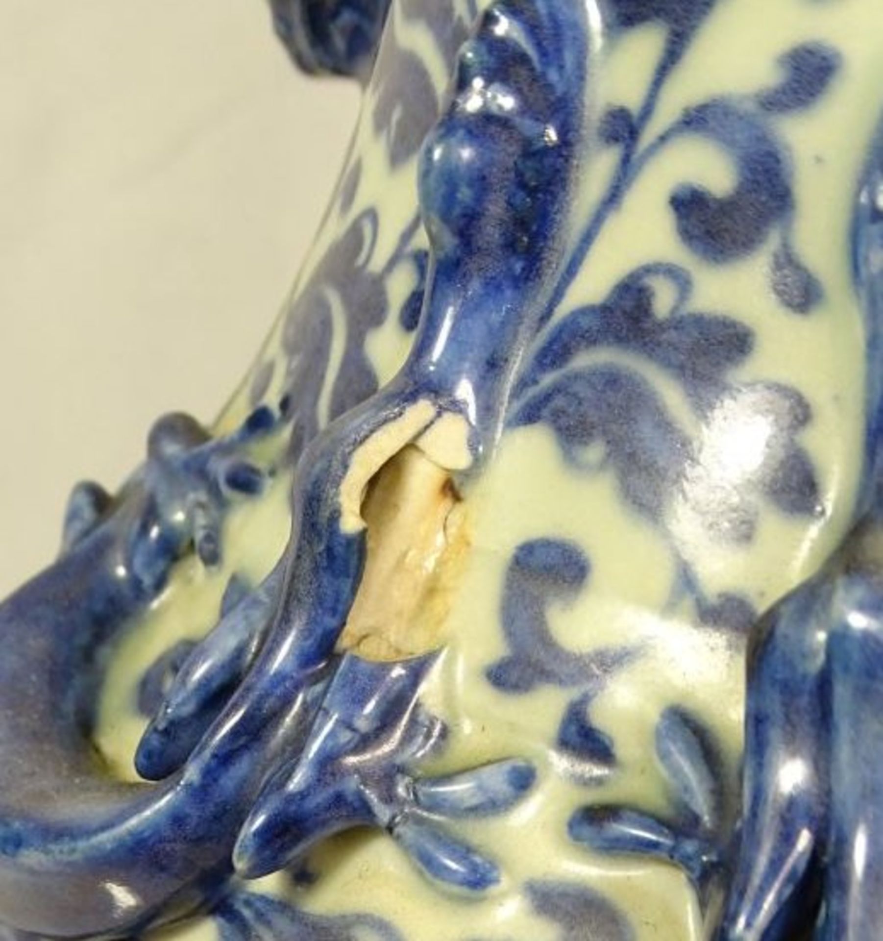 hohe Vase, wohl China, Löwen als Handhaben, sowie plast. Echsen, blaues Dekor, 1x Echse bestossen - Bild 5 aus 8