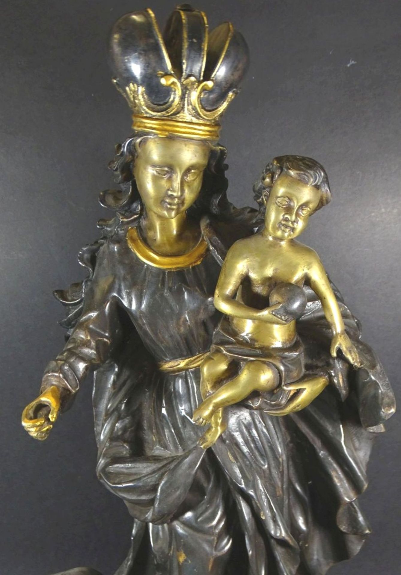 Bronze Madonna mit Kind, H-60 cm, Zepter fehlt- - -22.61 % buyer's premium on the hammer priceVAT - Bild 2 aus 7