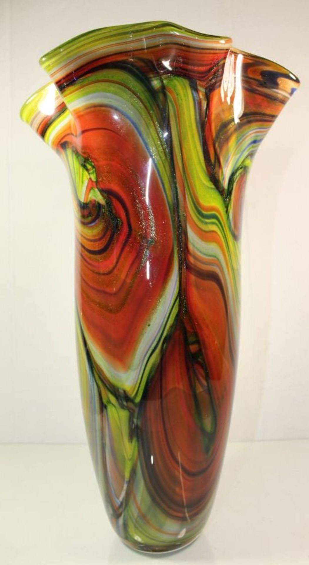 hohe Kunstglas-Vase, farbige Einschmelzungen, H-45cm.- - -22.61 % buyer's premium on the hammer - Bild 3 aus 7