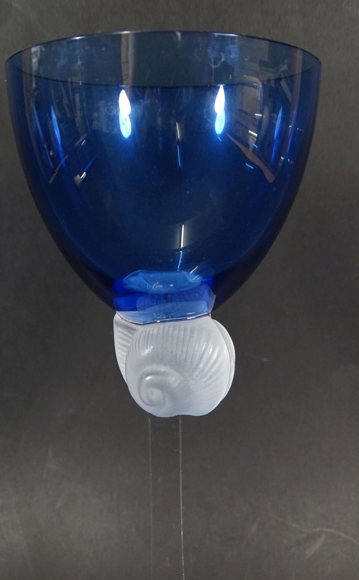 hohes Weinglas, klarer Stand, Schnecke als Kuppaträger, blau, H-24 cm, gemarkt mit L und Kron- - - - Bild 3 aus 8