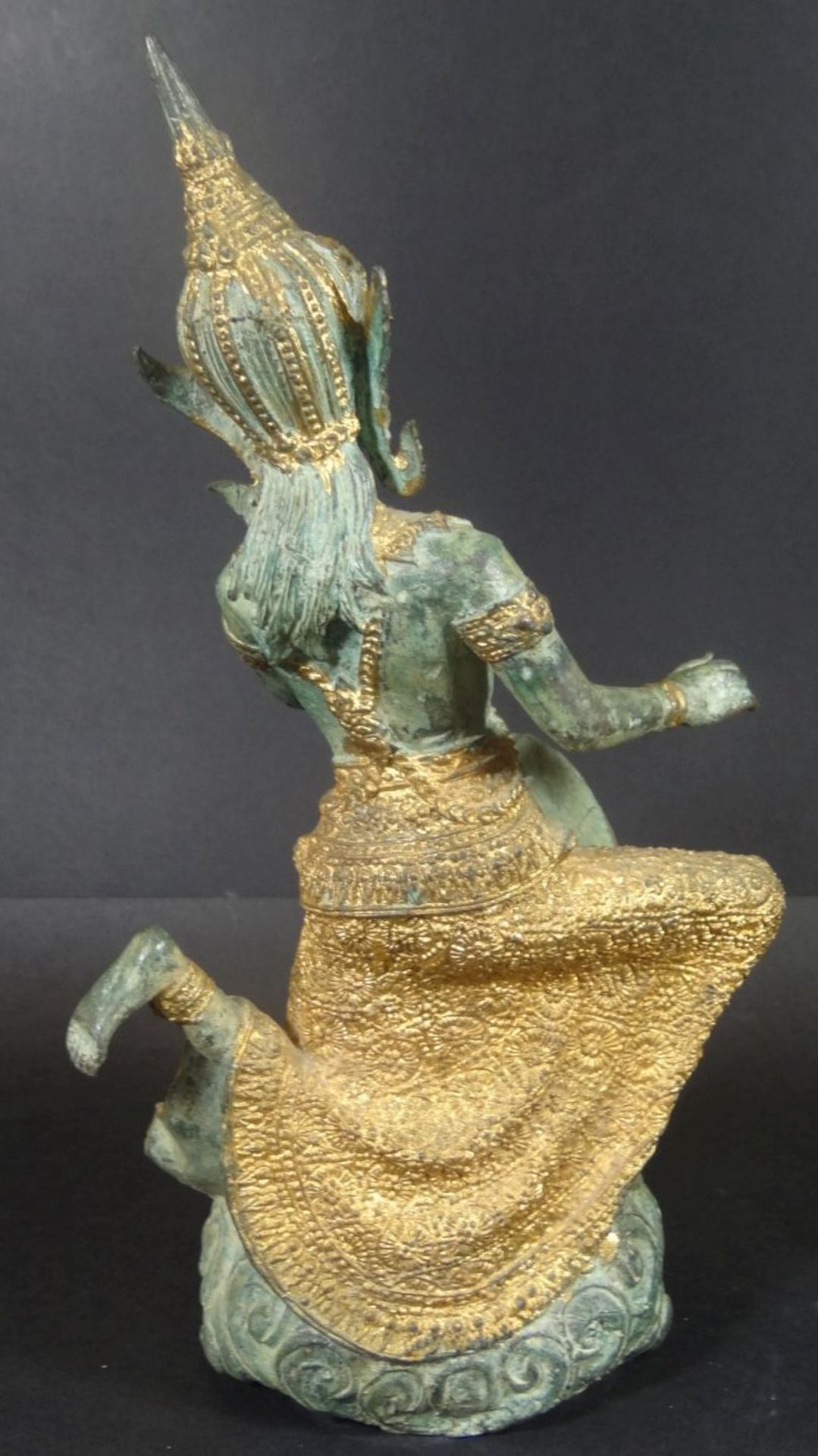 Bronze Tempeltänzerin mit Tamburin, feuervergoldet,Alters-u. Gebrauchsspuren, ein loch im Arm, H- - Bild 4 aus 8