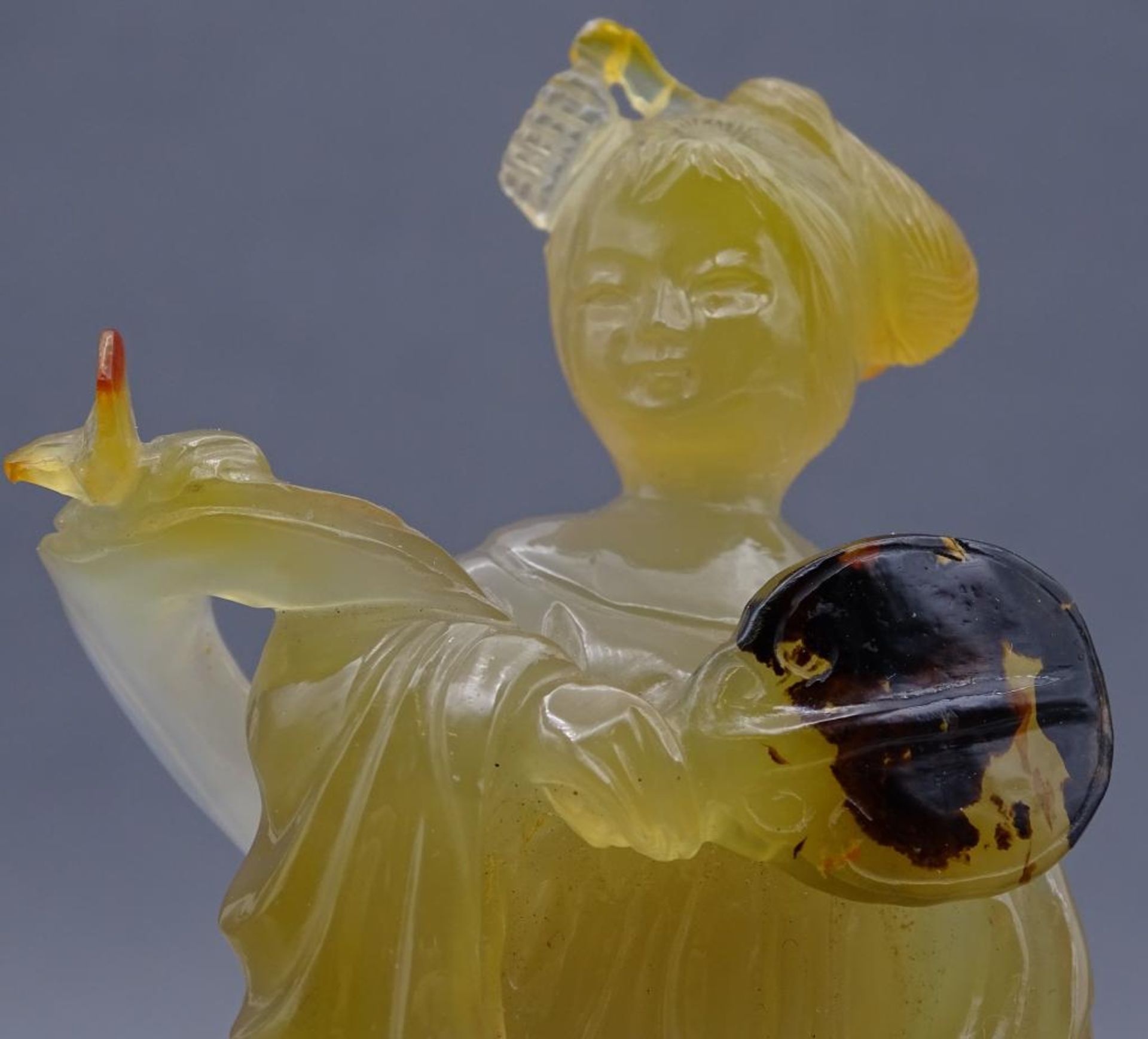 gelbe Jadeschnitzerei, Chinesin mit Fächer auf Holzsockel, China, 18/19. Jhd?, H-ca. 14 cm, rechte - Bild 6 aus 10